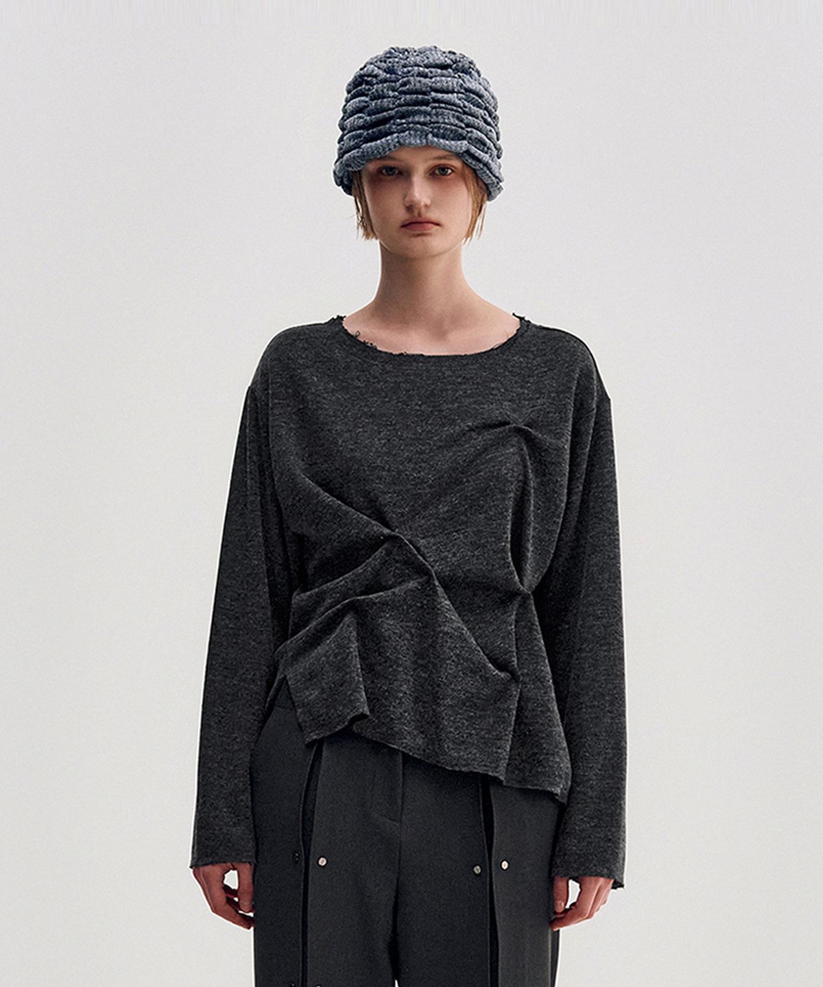 킴지수(KIMZISU) DOZI - Raw Edge Pinched Pullover _ CHARCOAL