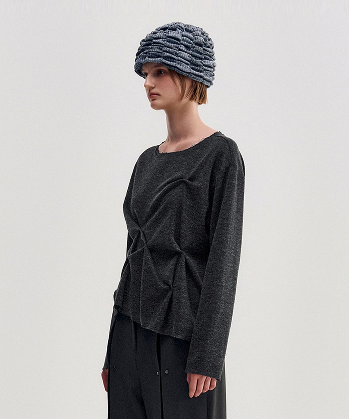 킴지수(KIMZISU) DOZI - Raw Edge Pinched Pullover _ CHARCOAL