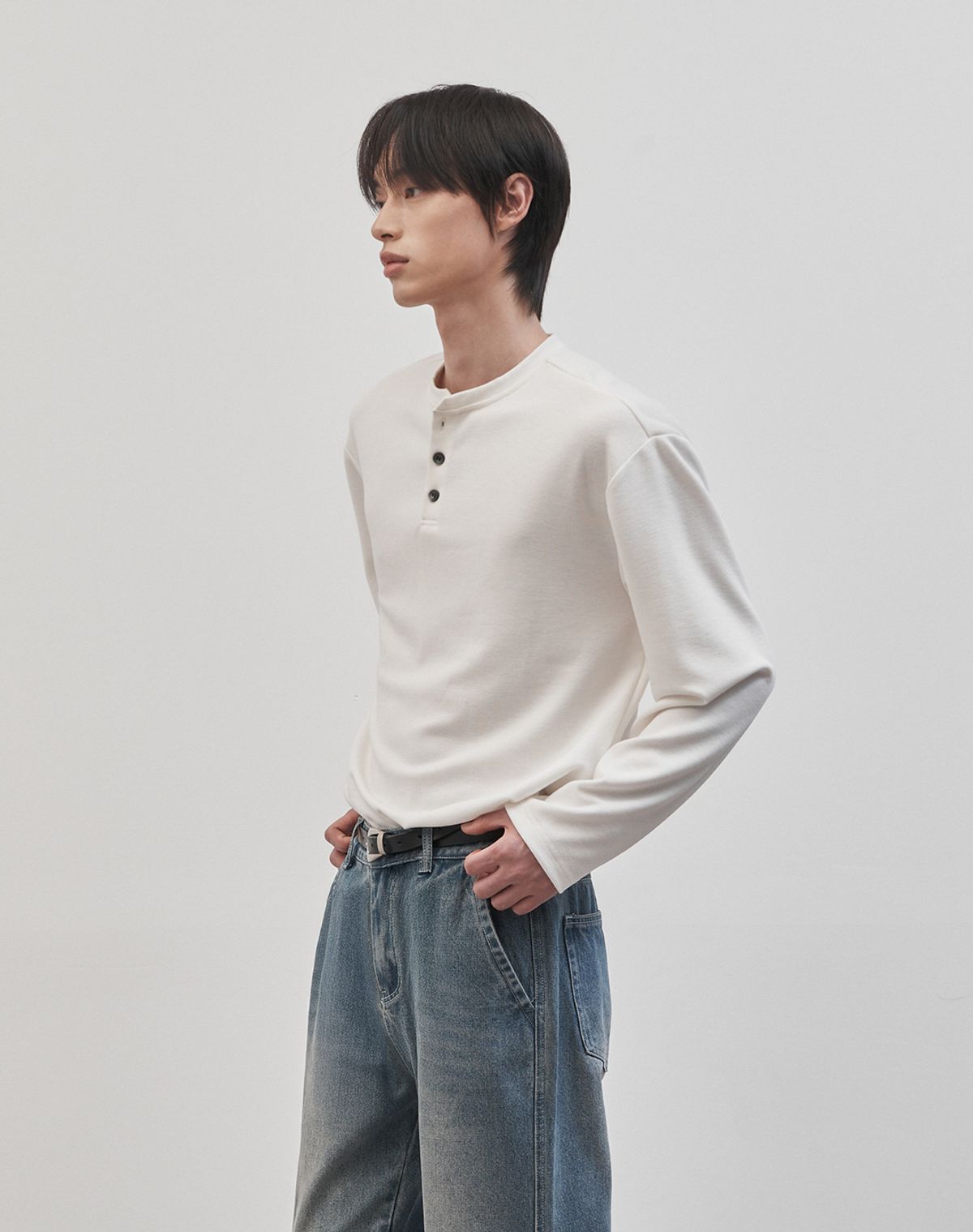 워크온바디오프(WORK ON BODY OFF) 레스티드 세미 오버핏 헨리넥 니트 [화이트]