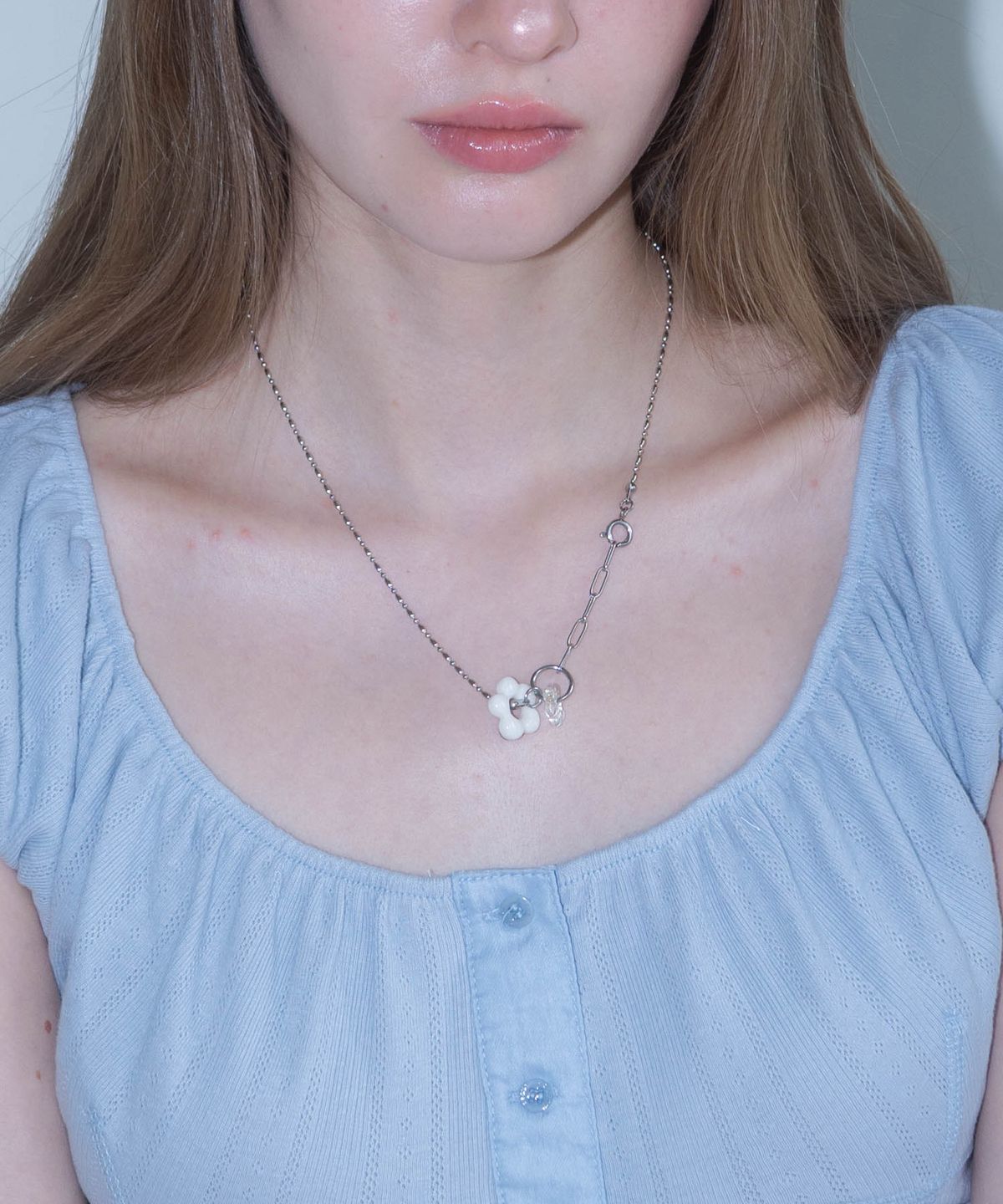 펄리모어(PEARLY MORE) 화이트 플라워 볼 체인 목걸이_PM25N007HS