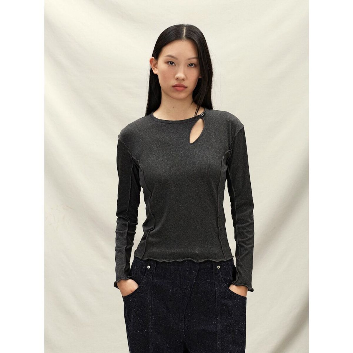 앙개(ANGGAE) Snapped Triangle Neck TShirt  Grey