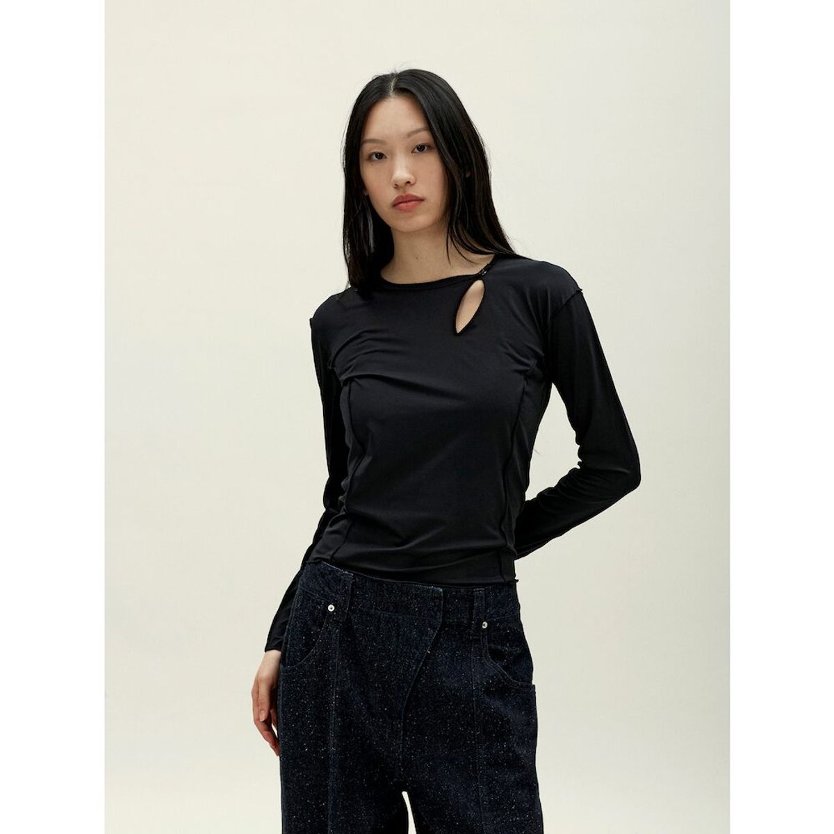 앙개(ANGGAE) Snapped Triangle Neck TShirt  Black
