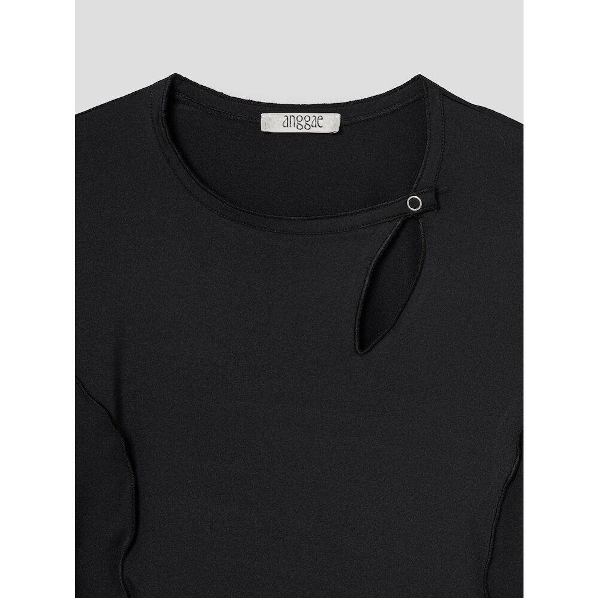 앙개(ANGGAE) Snapped Triangle Neck TShirt  Black