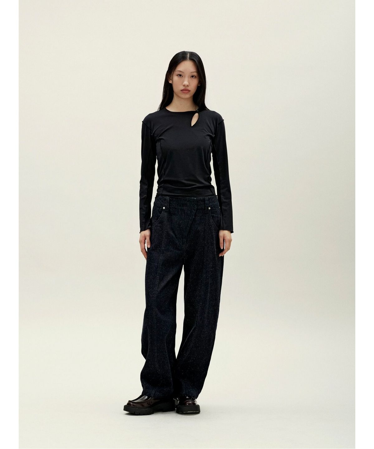 앙개(ANGGAE) Snapped Triangle Neck TShirt  Black