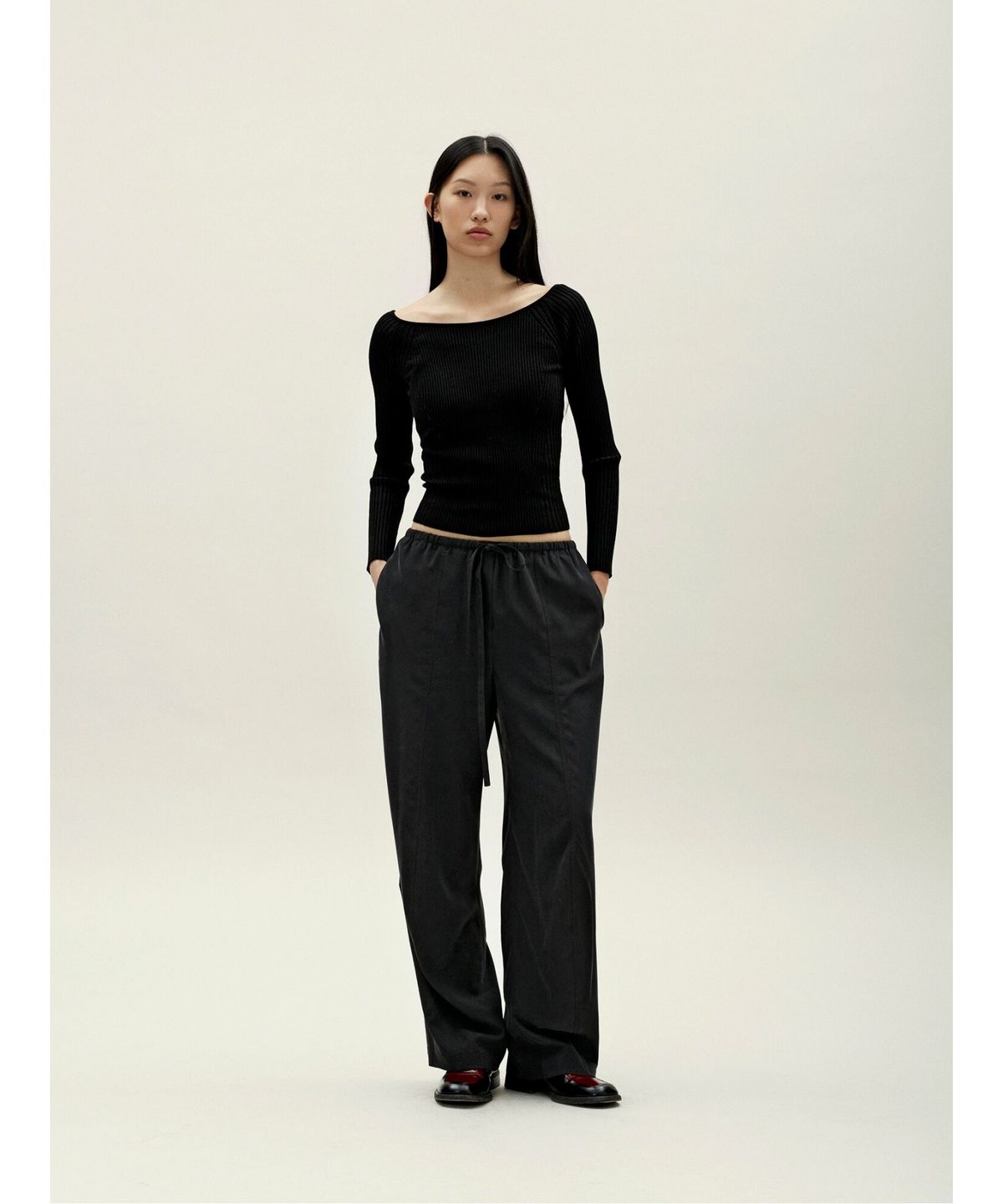 앙개(ANGGAE) Ribbed Scoop Neck Pullover  Black