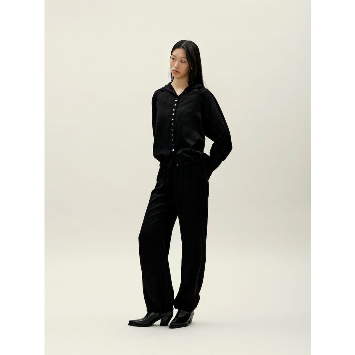 앙개(ANGGAE) Velvet Satin ButtonUp Shirt  Black