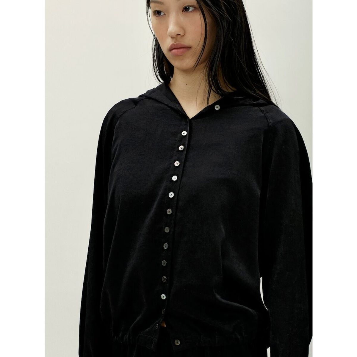 앙개(ANGGAE) Velvet Satin ButtonUp Shirt  Black
