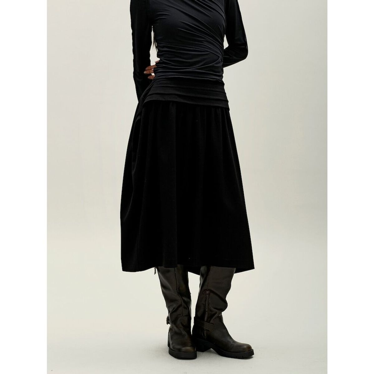 앙개(ANGGAE) Tucked Waist ALine Skirt  Black