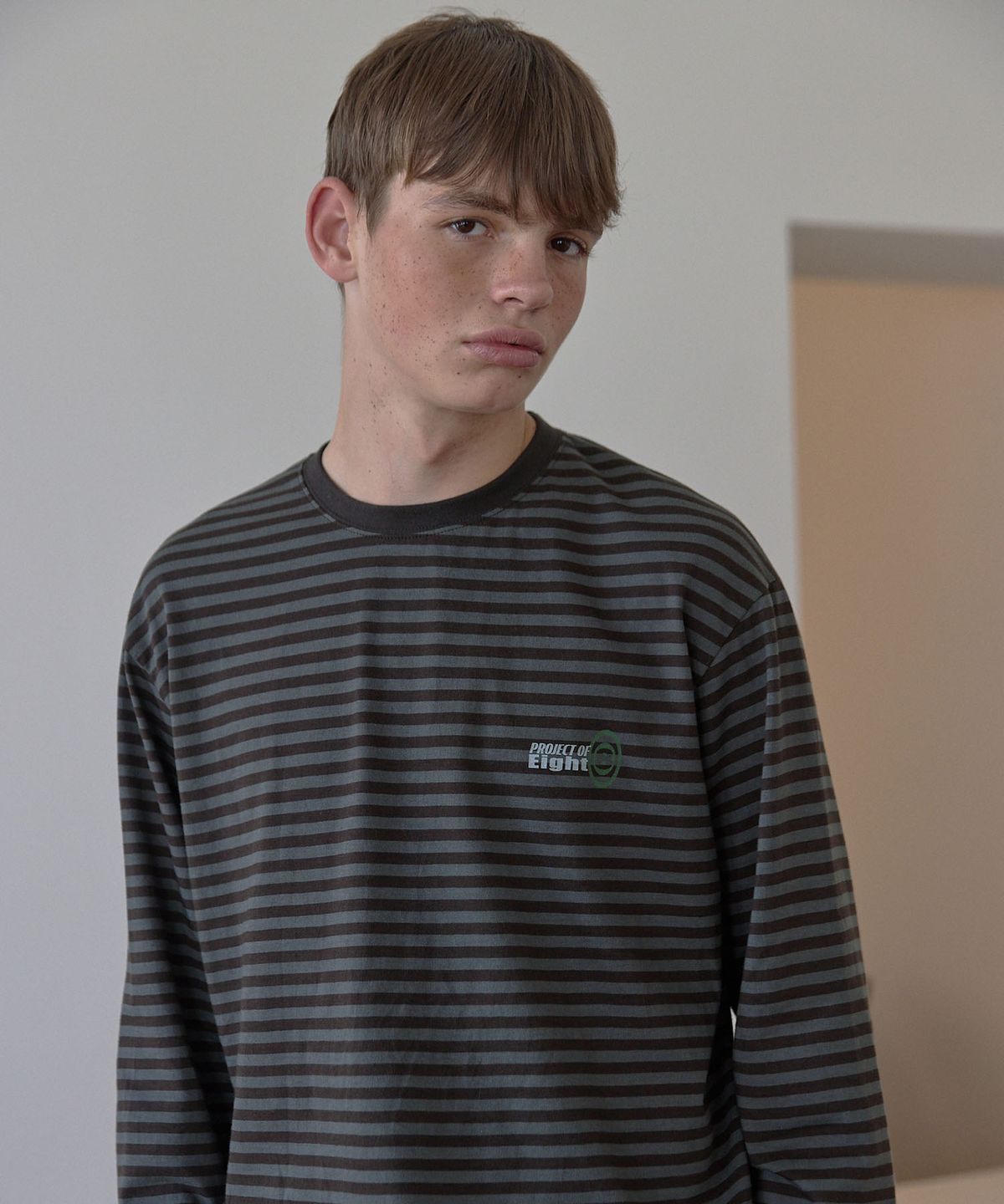 피오팔(PO8) 8SYMBOL STRIPE LONG SLEEVE TEE - BROWN