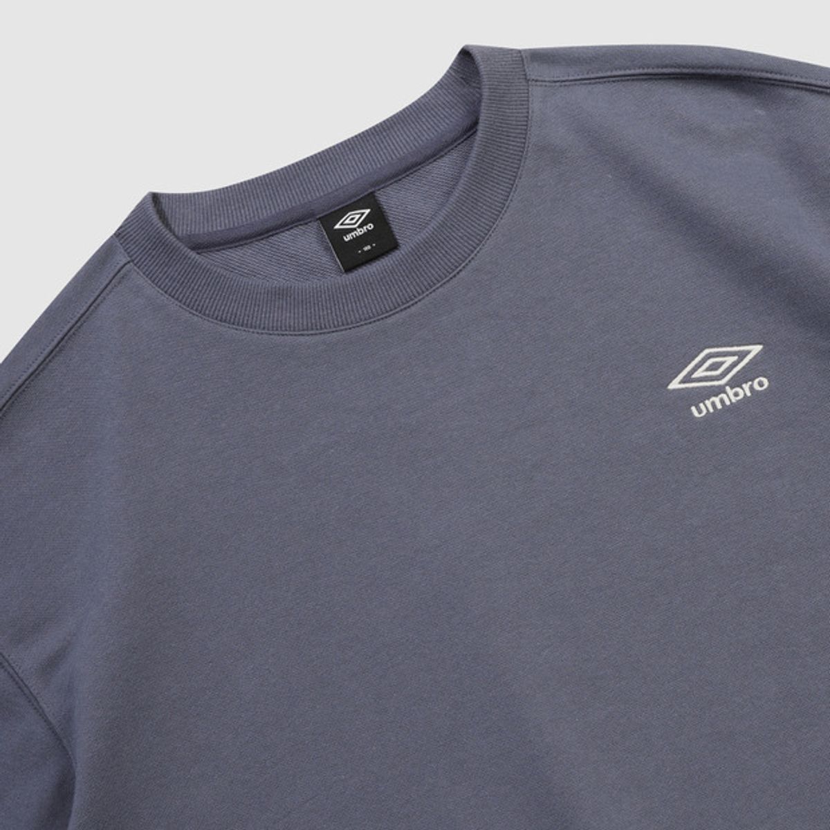 엄브로(UMBRO) 에센셜 스몰로고 맨투맨 블루(UQ323CFS93)