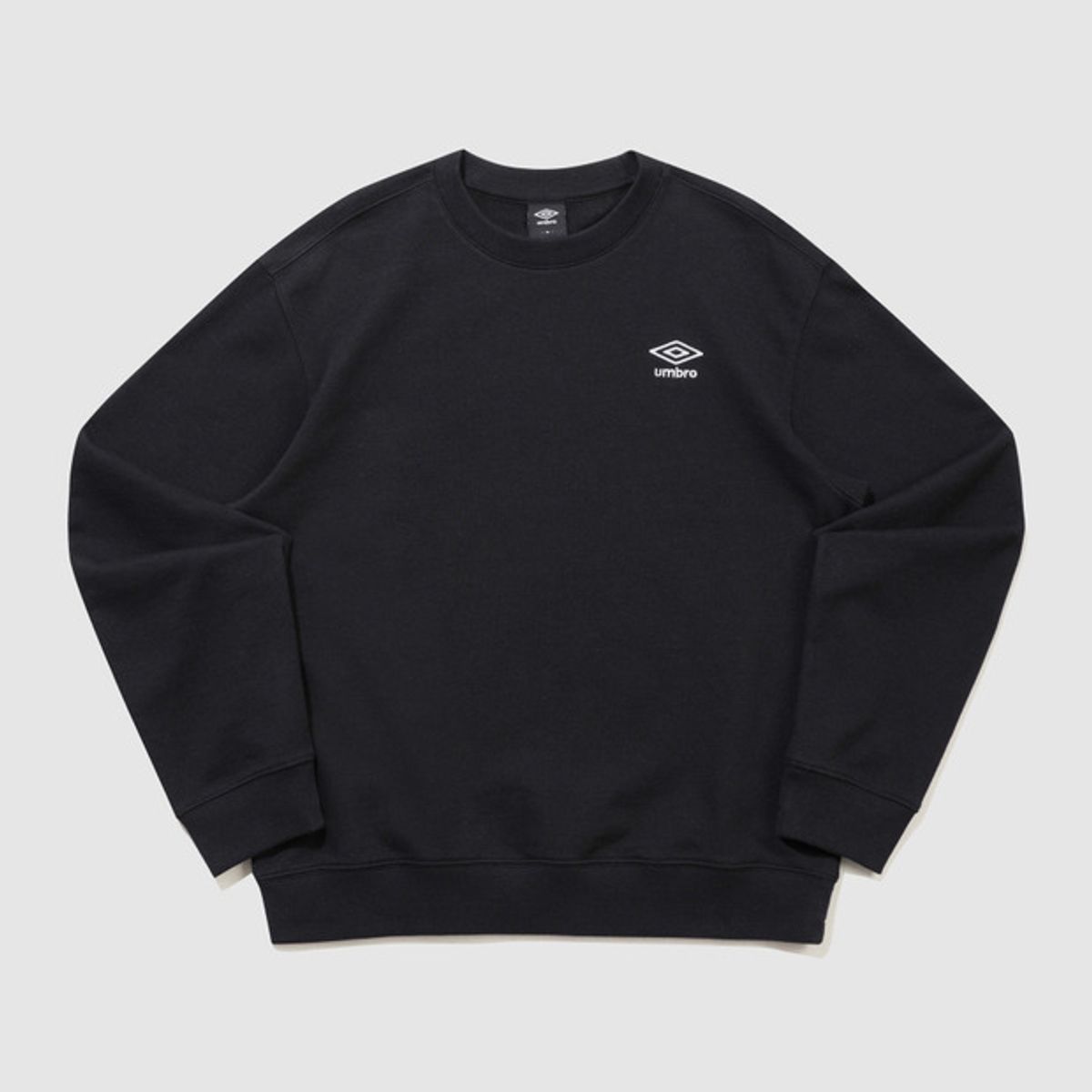 엄브로(UMBRO) 에센셜 스몰로고 맨투맨 블랙(UQ323CFS93)