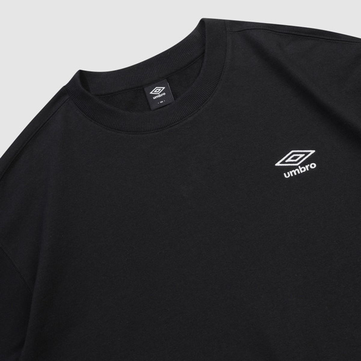 엄브로(UMBRO) 에센셜 스몰로고 맨투맨 블랙(UQ323CFS93)