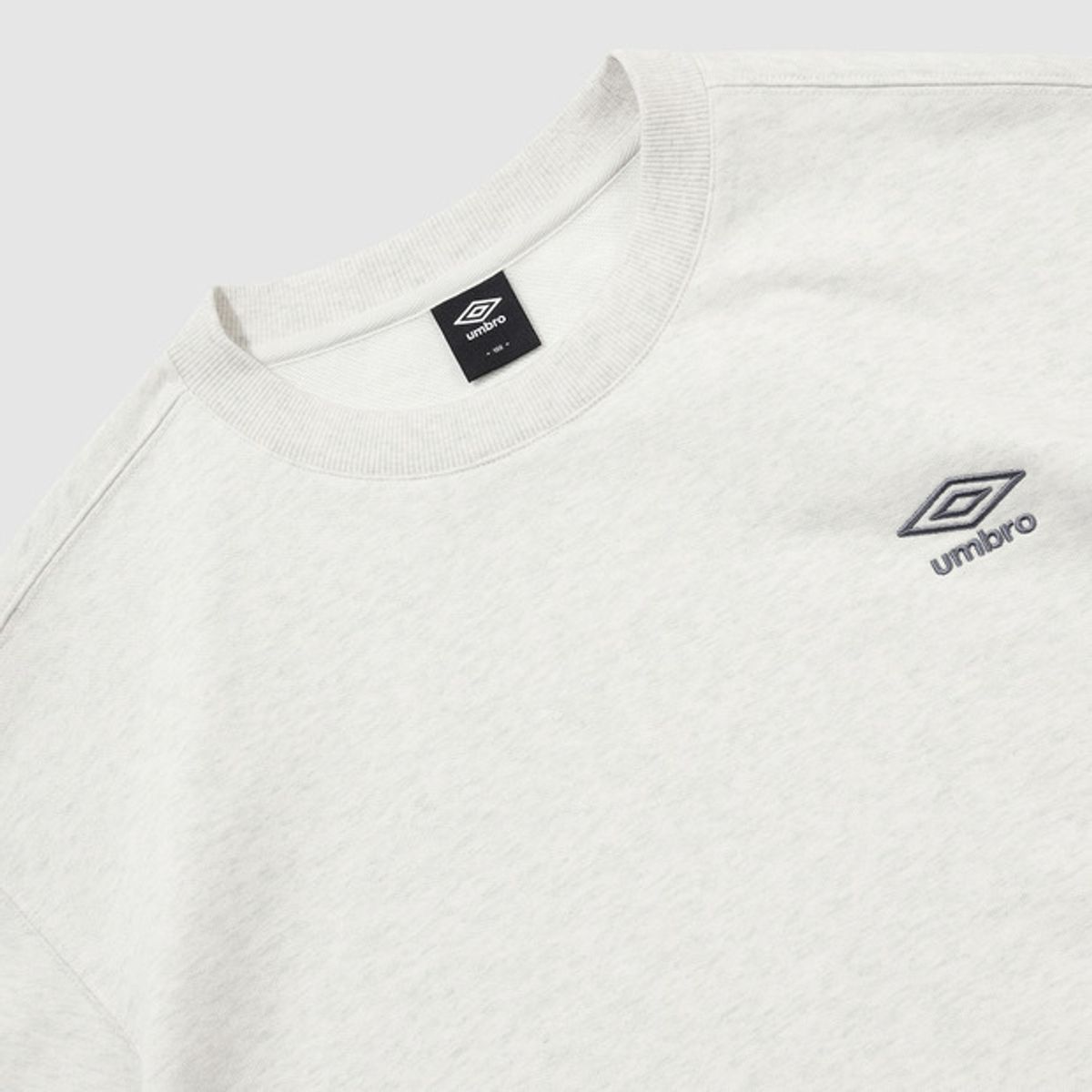 엄브로(UMBRO) 에센셜 스몰로고 맨투맨 아이보리(UQ323CFS93)