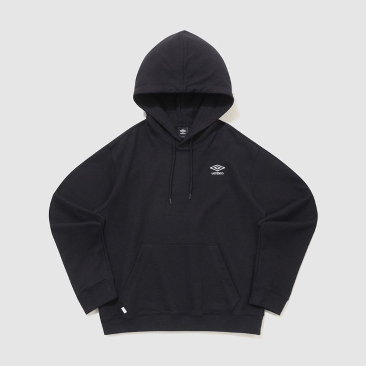 엄브로(UMBRO) 에센셜 스몰로고 후드티셔츠 블랙(UQ323CHD92)