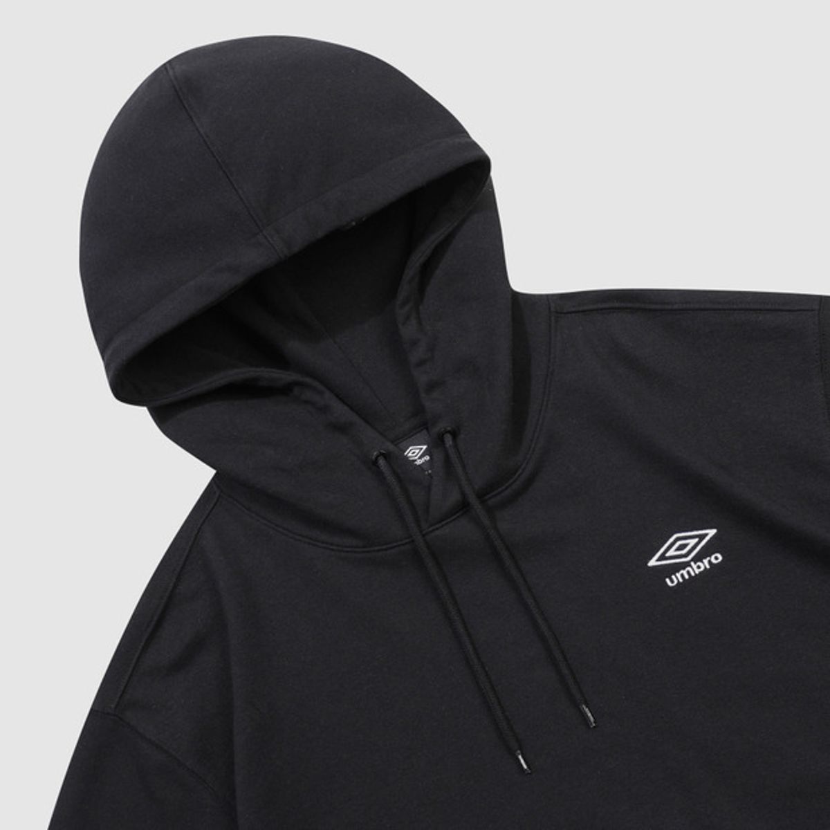 엄브로(UMBRO) 에센셜 스몰로고 후드티셔츠 블랙(UQ323CHD92)