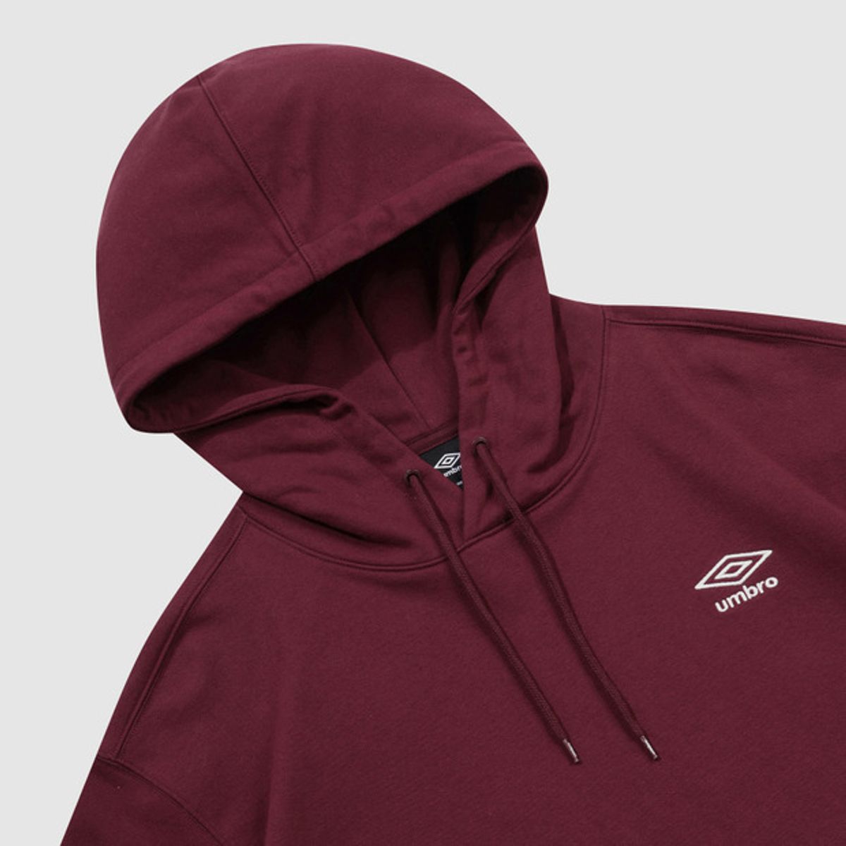 엄브로(UMBRO) 에센셜 스몰로고 후드티셔츠 버건디(UQ323CHD92)