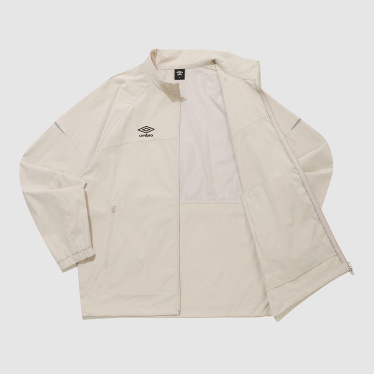 엄브로(UMBRO) 액티브 올라운드 스트레치 스탠넥 바람막이 웜업 자켓 베이지(UQ321SJK91)