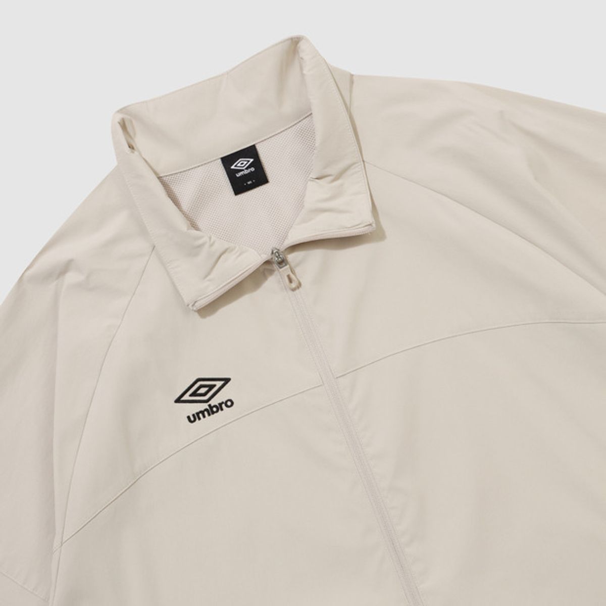 엄브로(UMBRO) 액티브 올라운드 스트레치 스탠넥 바람막이 웜업 자켓 베이지(UQ321SJK91)