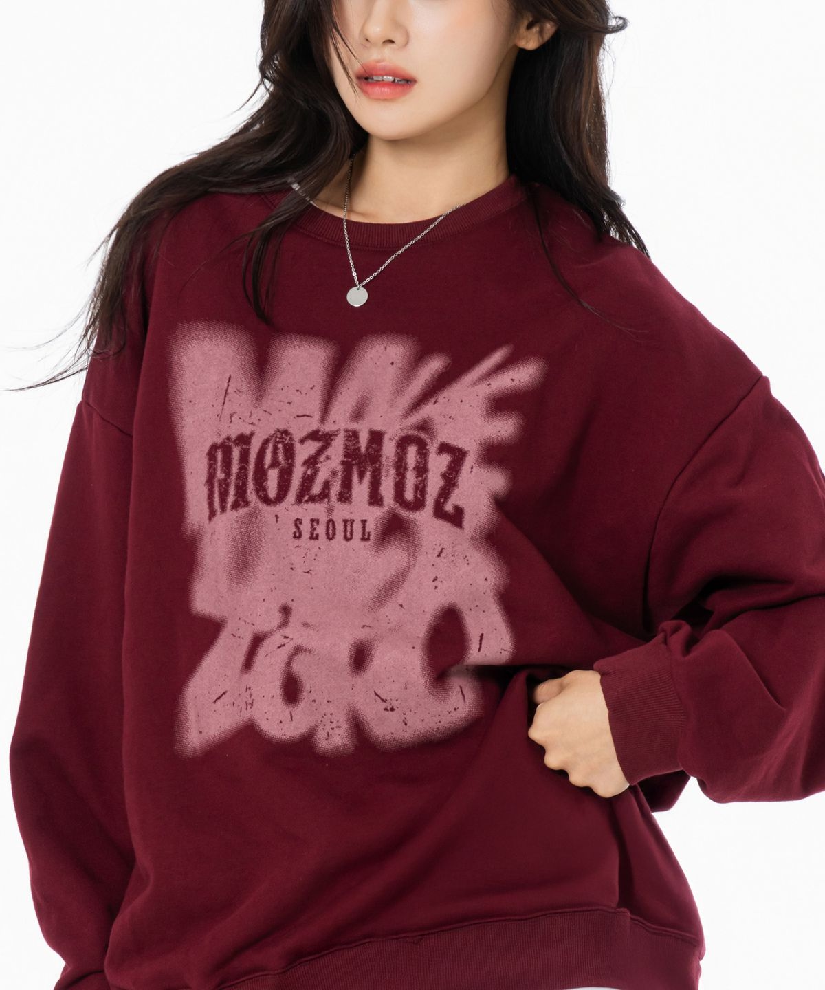 모즈모즈(MOZMOZ) 헤이즈서울 그래픽 오버핏 맨투맨 버건디