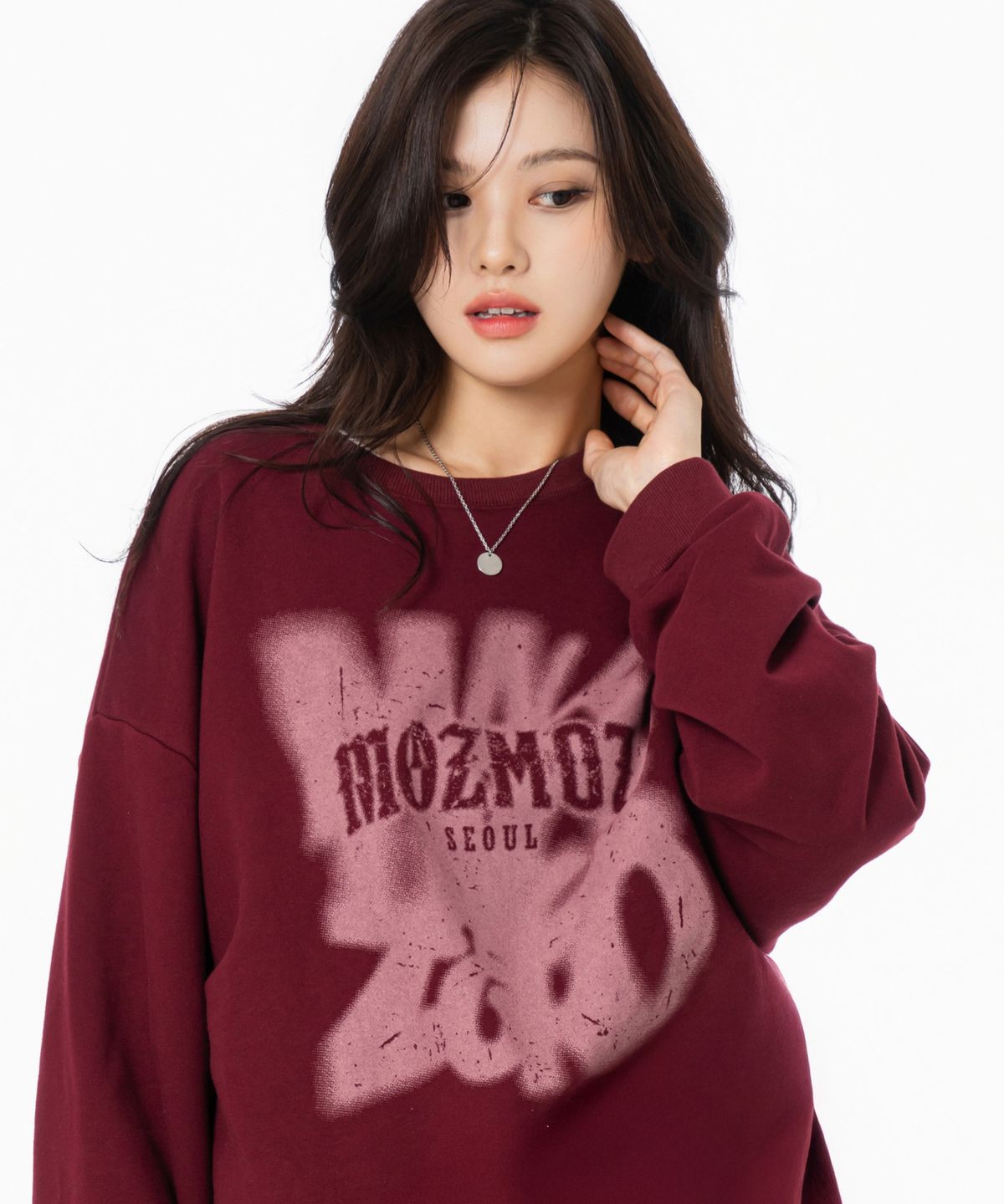 모즈모즈(MOZMOZ) 헤이즈서울 그래픽 오버핏 맨투맨 버건디