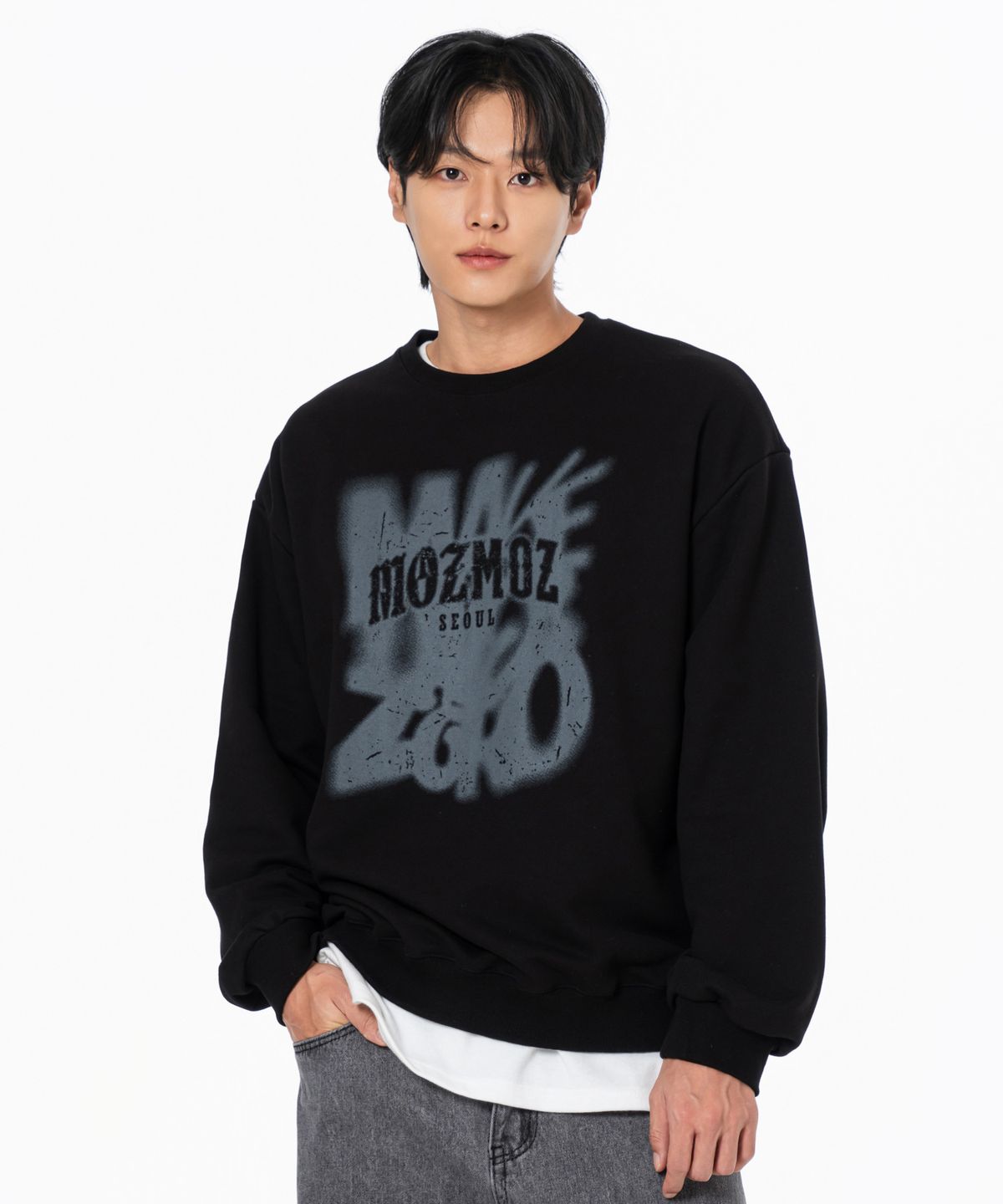 모즈모즈(MOZMOZ) 헤이즈서울 그래픽 오버핏 맨투맨 블랙