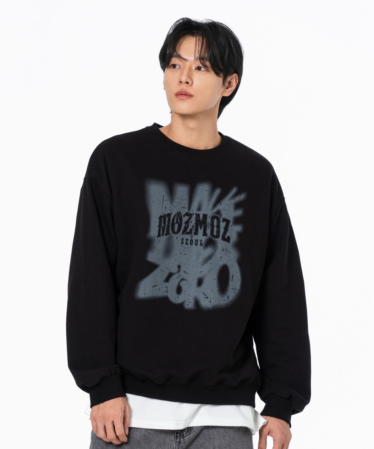 모즈모즈(MOZMOZ) 헤이즈서울 그래픽 오버핏 맨투맨 블랙