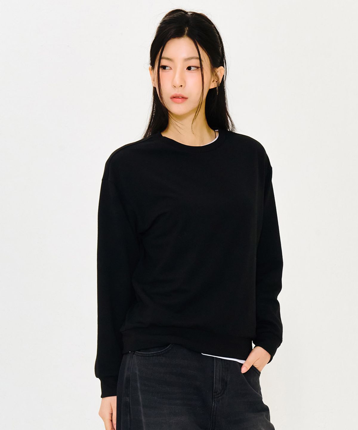 체이스컬트(CHASECULT) 여성 에센셜 데일리 맨투맨 티셔츠-블랙