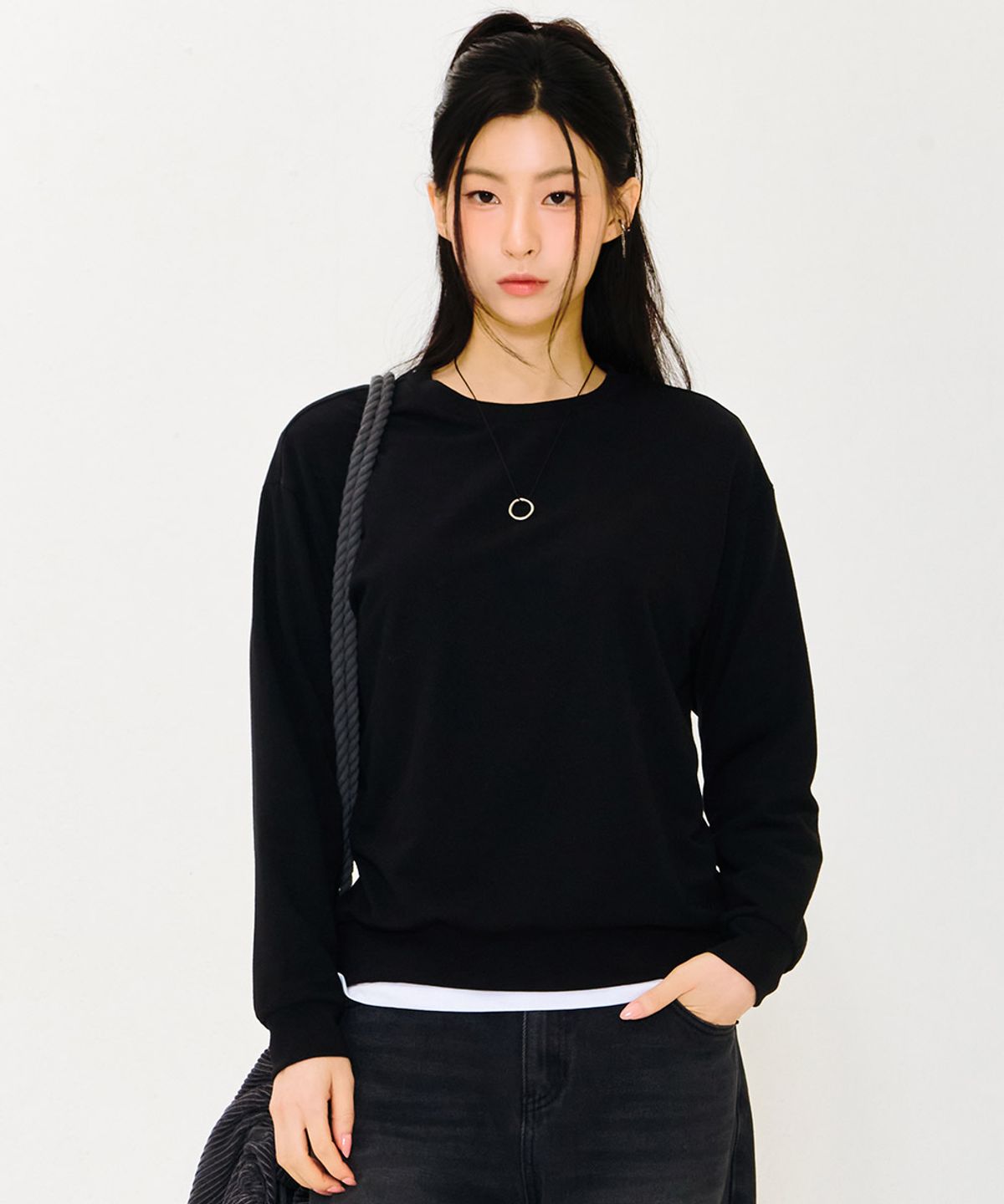 체이스컬트(CHASECULT) 여성 에센셜 데일리 맨투맨 티셔츠-블랙