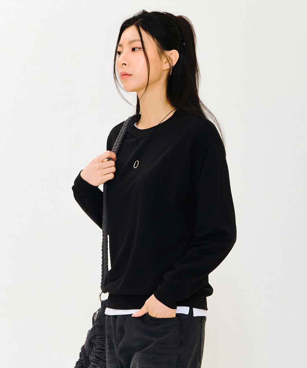 체이스컬트(CHASECULT) 여성 에센셜 데일리 맨투맨 티셔츠-블랙