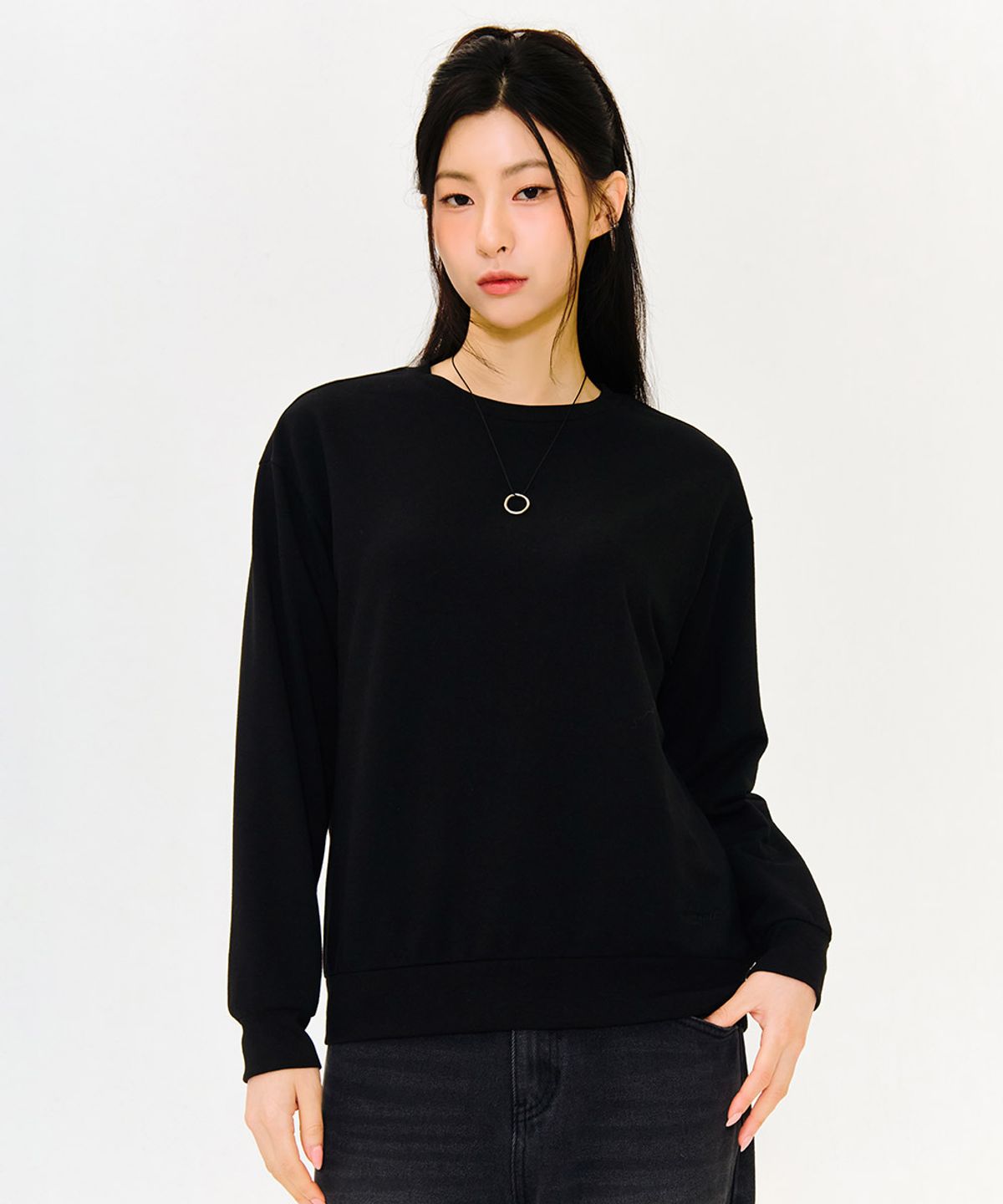 체이스컬트(CHASECULT) 여성 에센셜 데일리 맨투맨 티셔츠-블랙