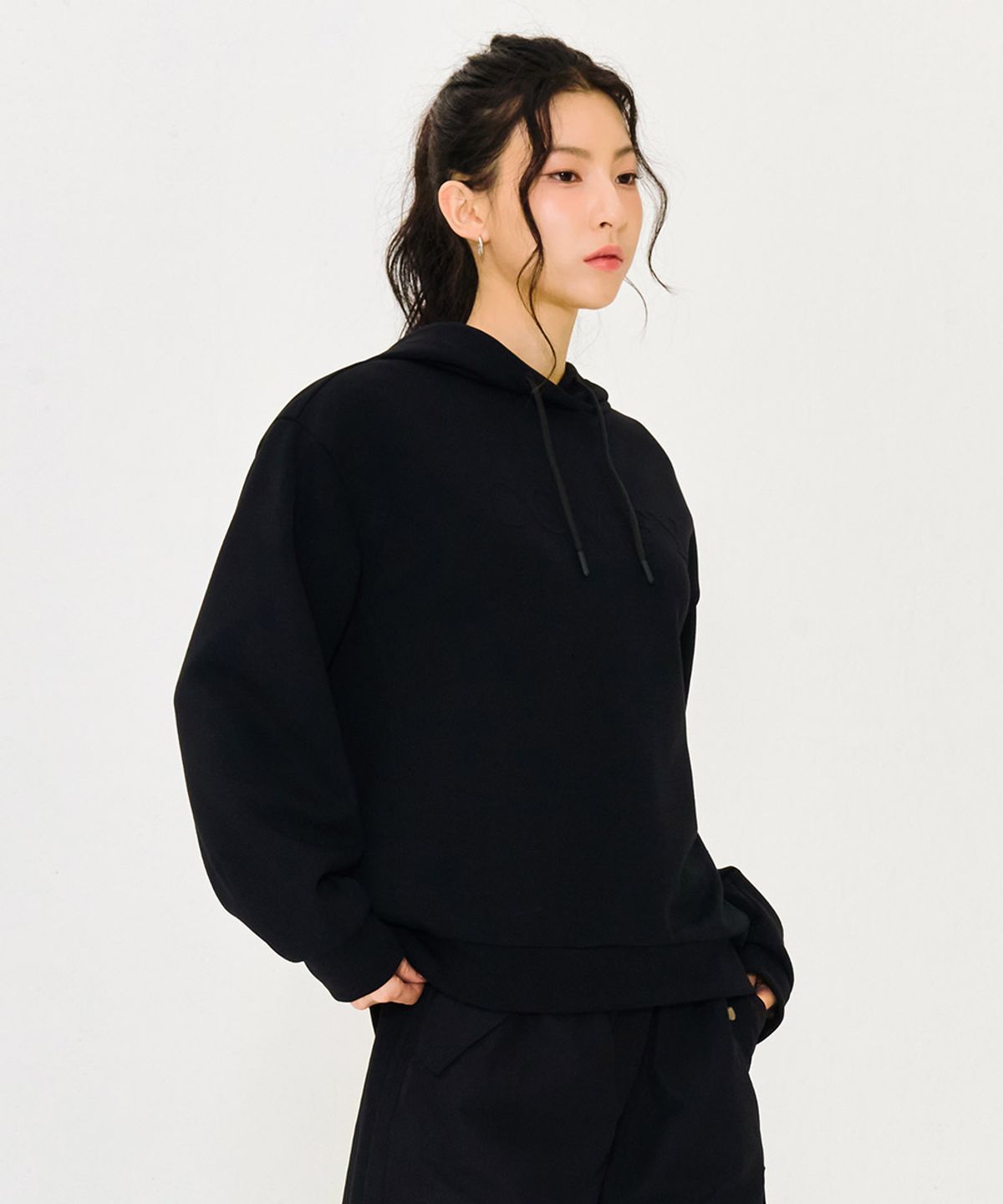 체이스컬트(CHASECULT) 여성 엠보프린트 후드 티셔츠-블랙