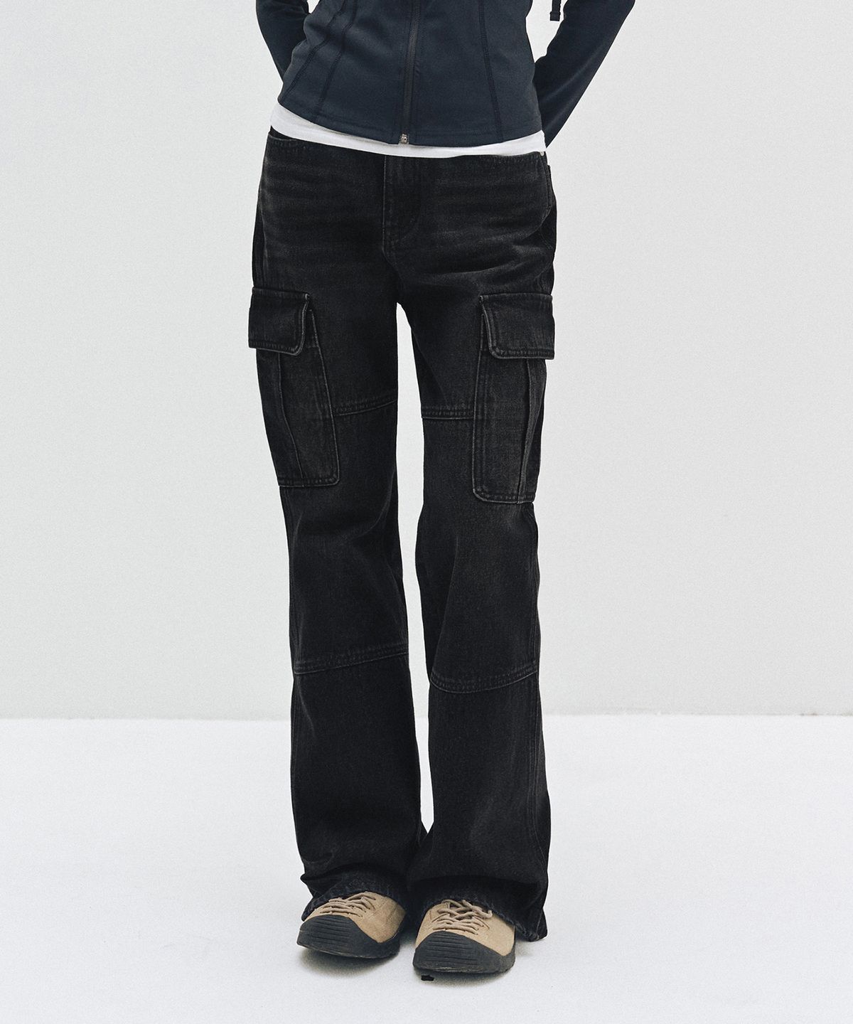 데케트 우먼(DECET WOMEN) Cargo Semi Flared Jeans DCWPT014BLACK
