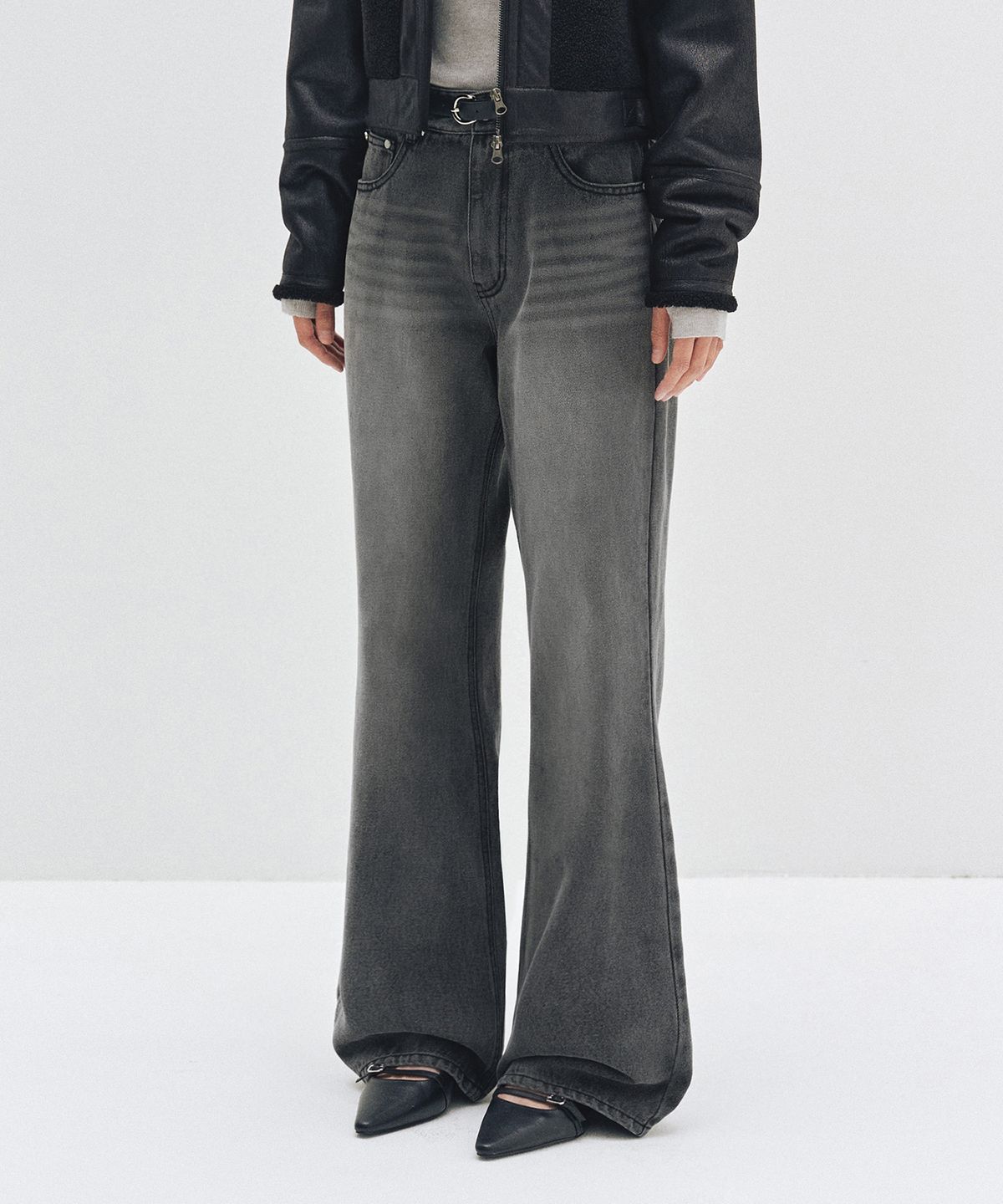 데케트 우먼(DECET WOMEN) Signature Semi Flared Jeans DCWPT002GRAY