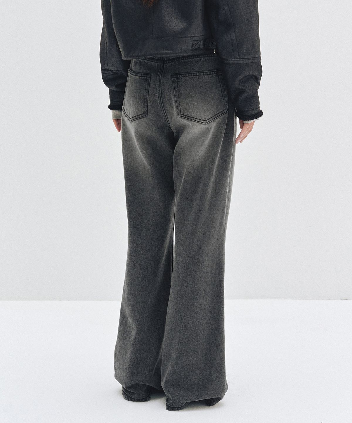 데케트 우먼(DECET WOMEN) Signature Semi Flared Jeans DCWPT002GRAY