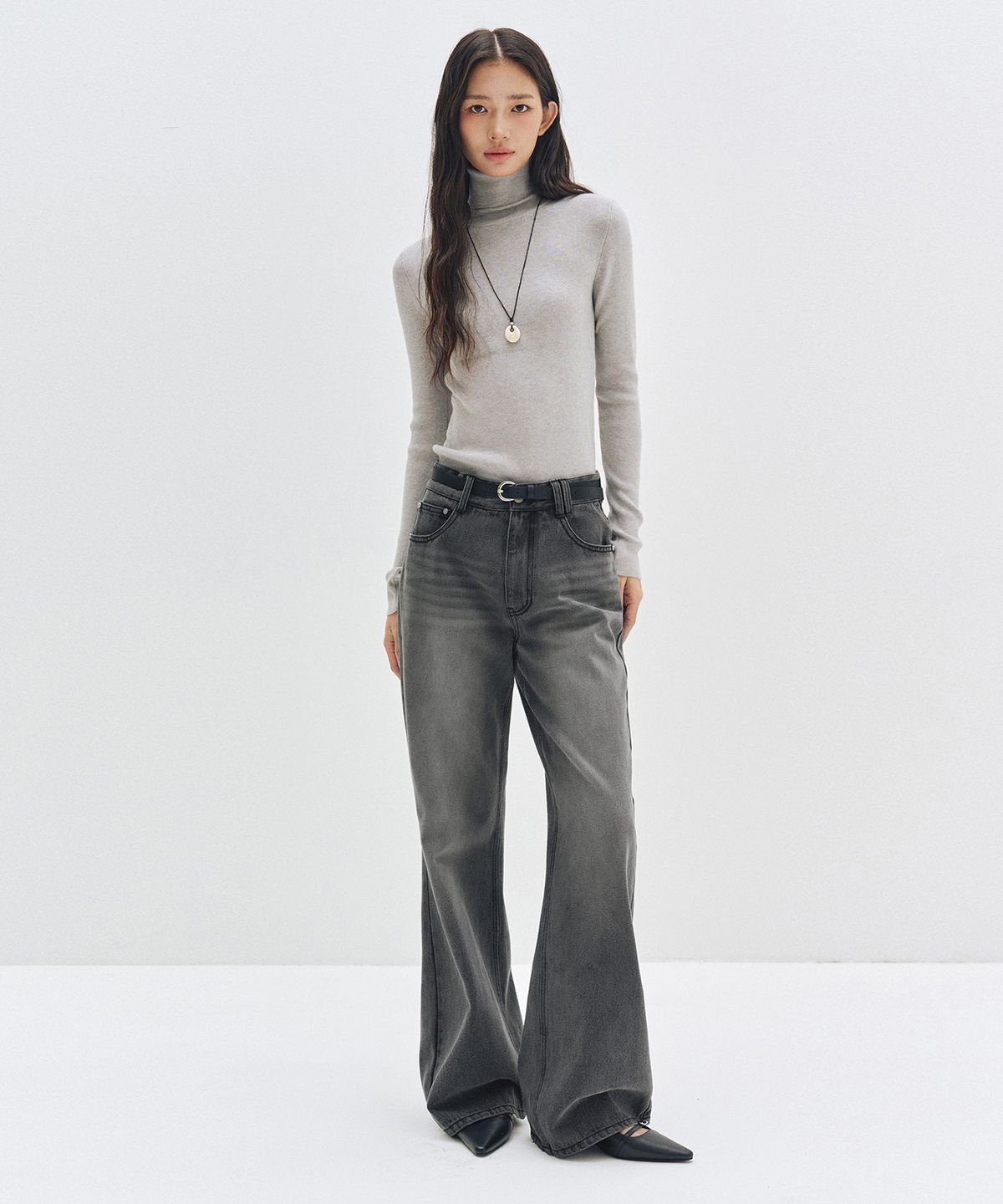 데케트 우먼(DECET WOMEN) Signature Semi Flared Jeans DCWPT002GRAY
