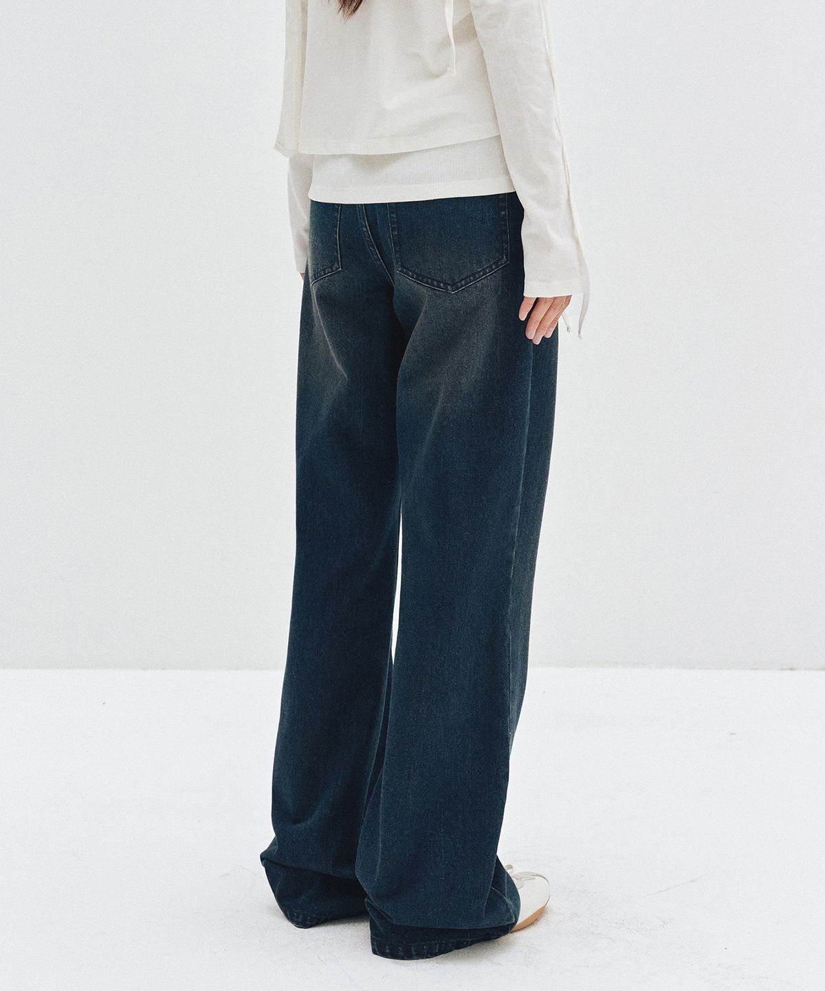 데케트 우먼(DECET WOMEN) Signature Semi Flared Jeans DCWPT002DBLUE