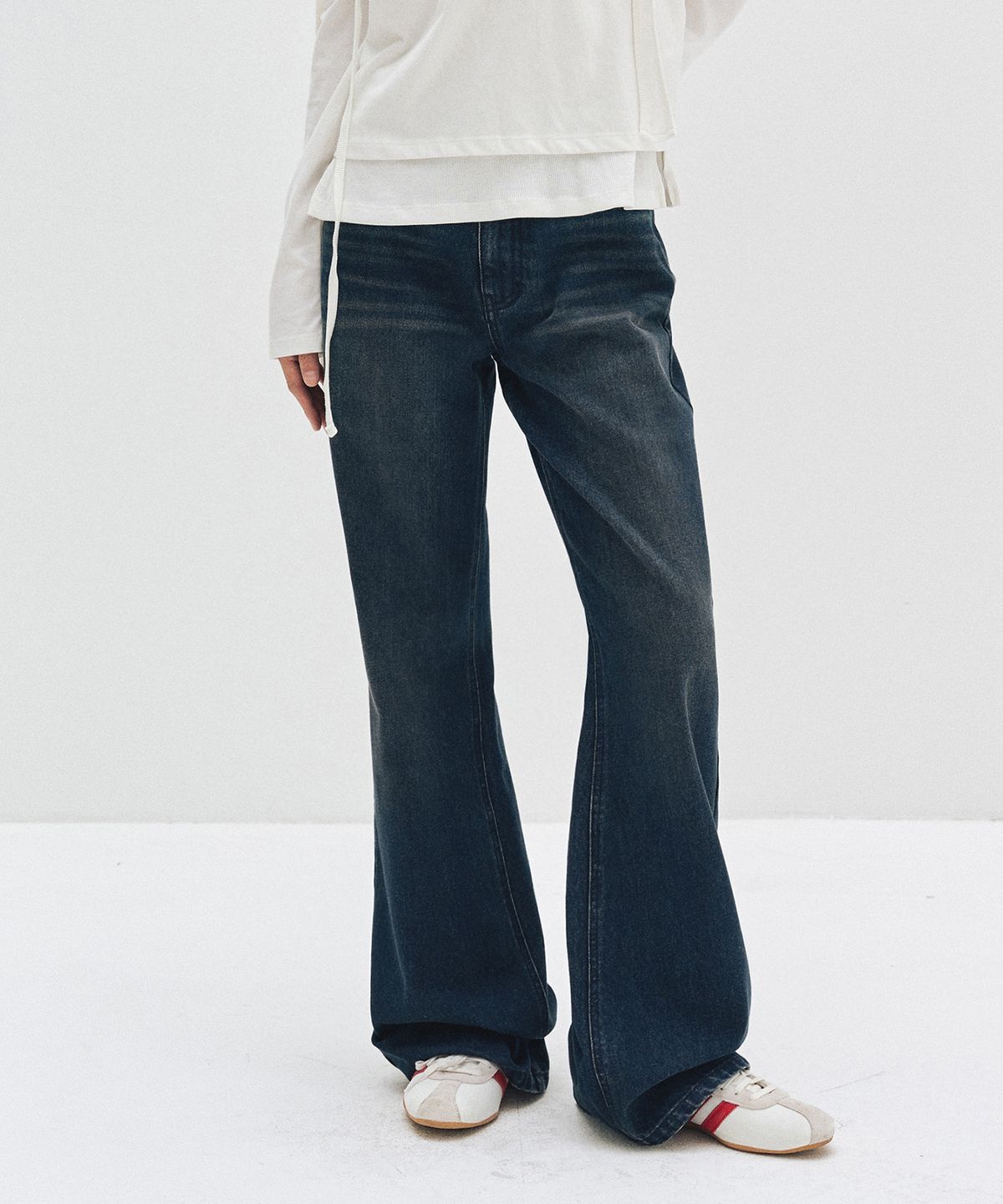 데케트 우먼(DECET WOMEN) Signature Semi Flared Jeans DCWPT002DBLUE