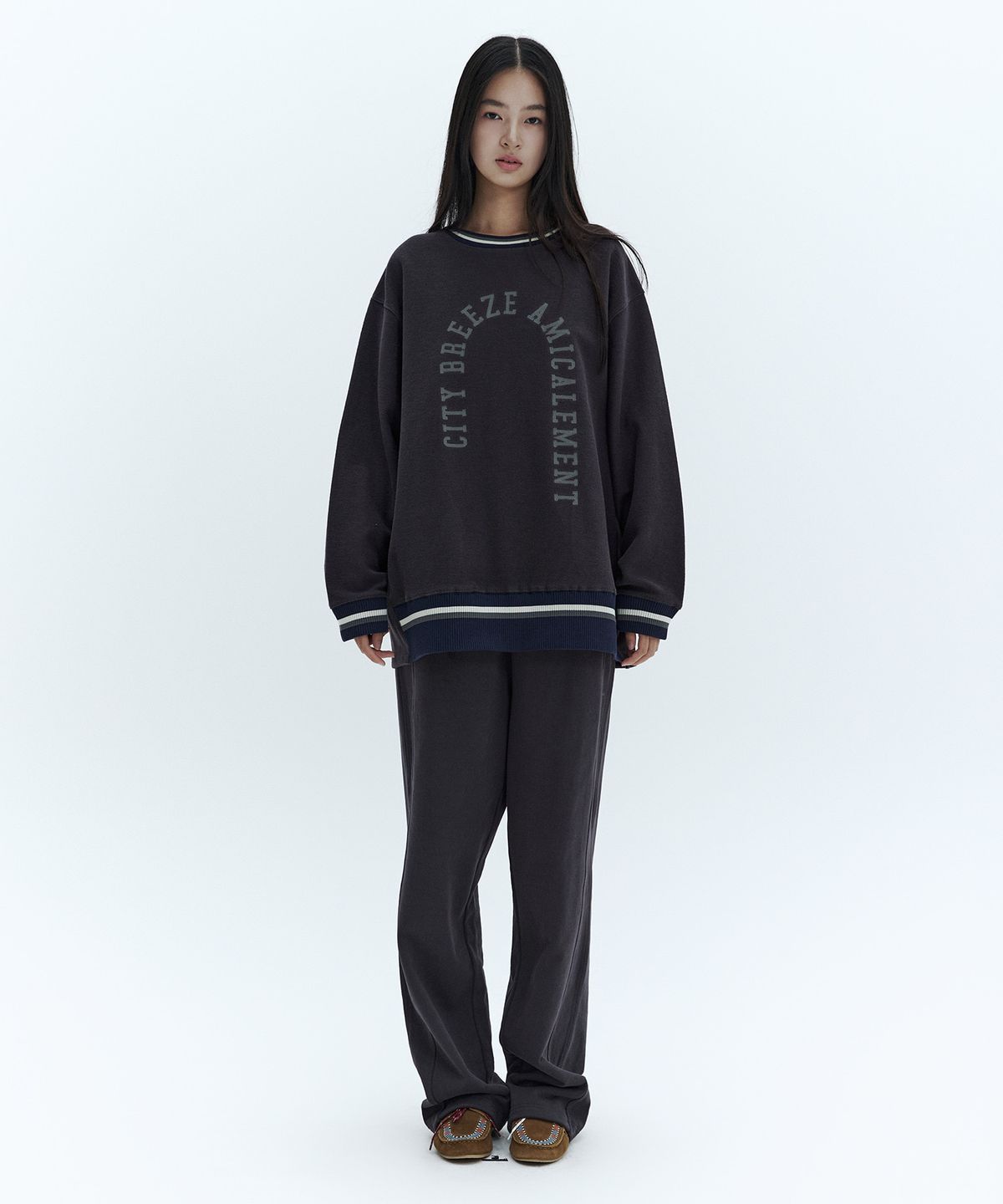 시티브리즈(CITYBREEZE) 아미칼 아플리케 스웨트 셔츠_CHARCOAL