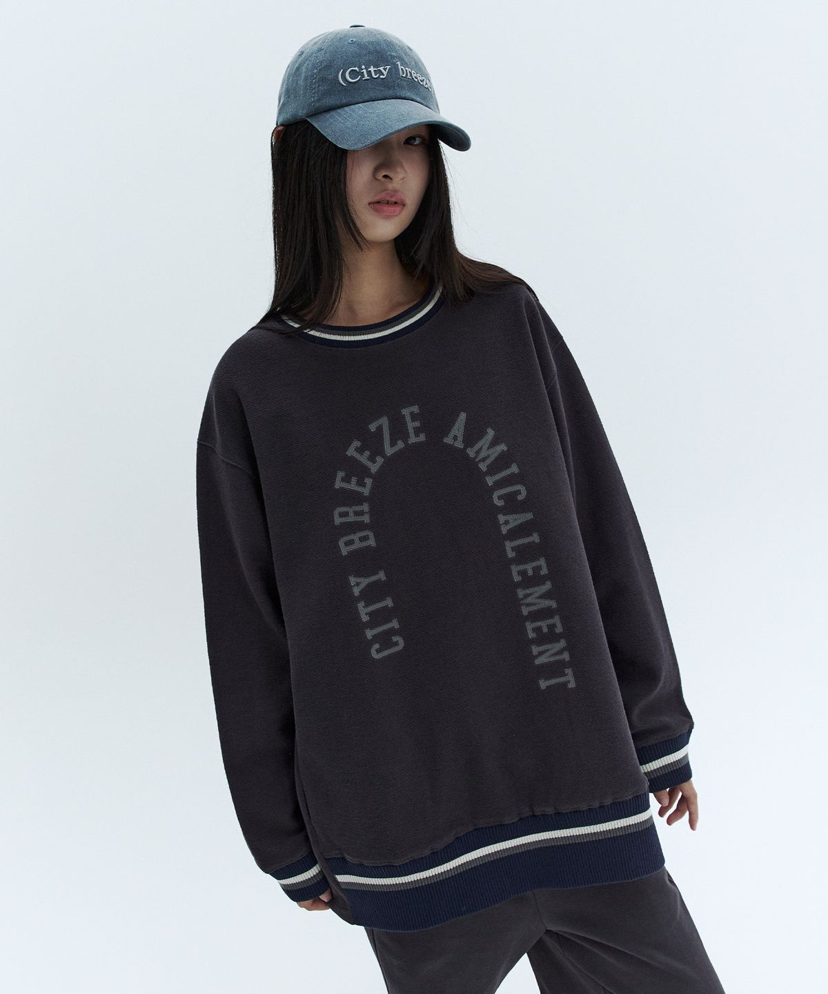 시티브리즈(CITYBREEZE) 아미칼 아플리케 스웨트 셔츠_CHARCOAL