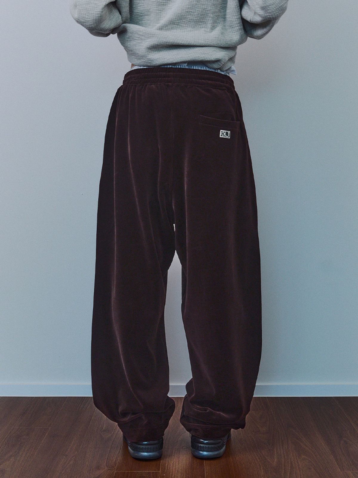 기준 맨(KIJUN MEN) Velure Track Pants Brown