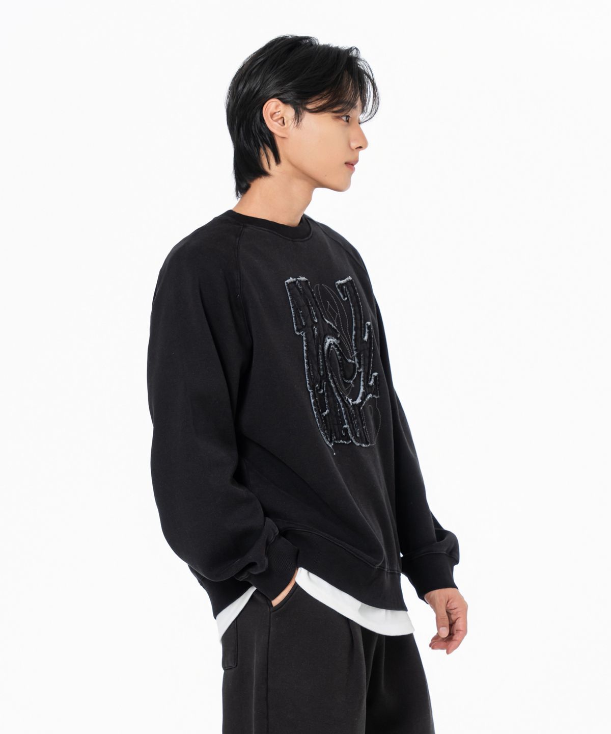 모즈모즈(MOZMOZ) 카오스패치 테리 기모 피그먼트 오버핏 맨투맨 블랙