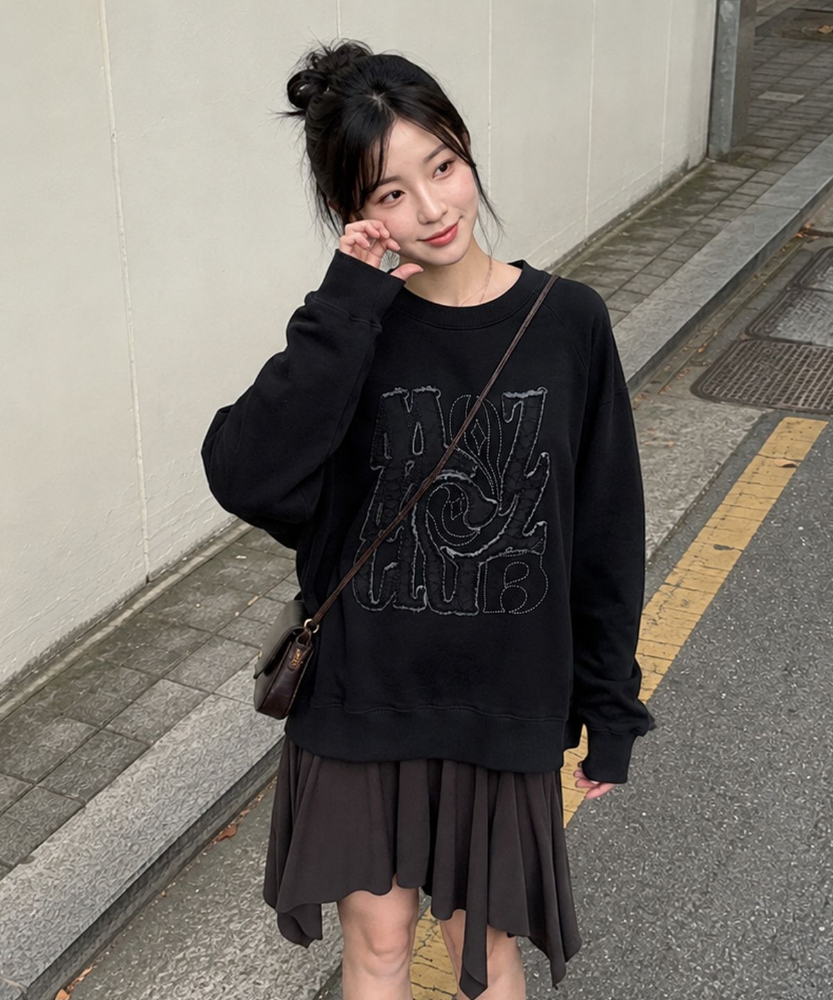 모즈모즈(MOZMOZ) 카오스패치 테리 기모 피그먼트 오버핏 맨투맨 블랙