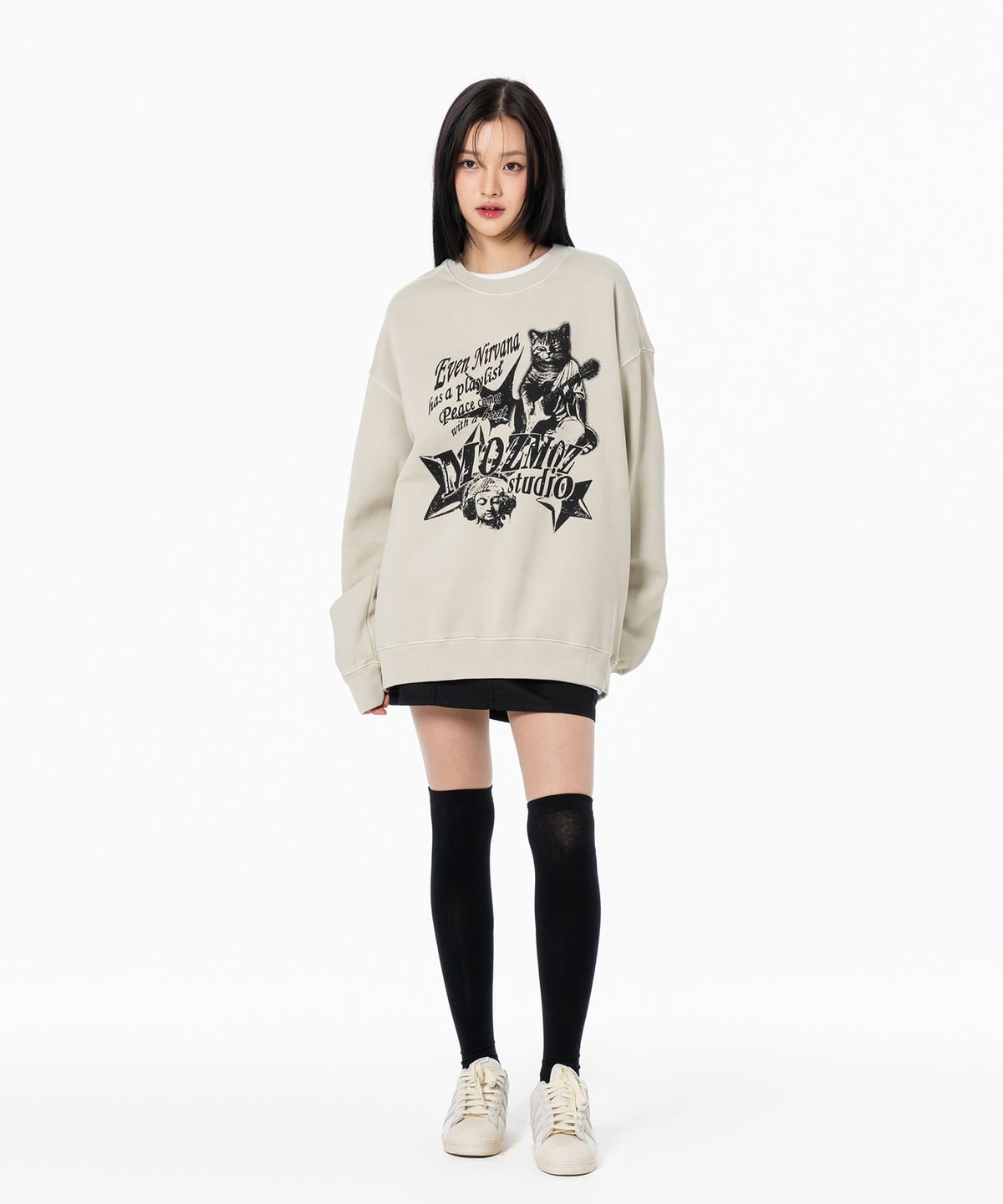 모즈모즈(MOZMOZ) 냥바나 테리 기모 피그먼트 오버핏 맨투맨 베이지