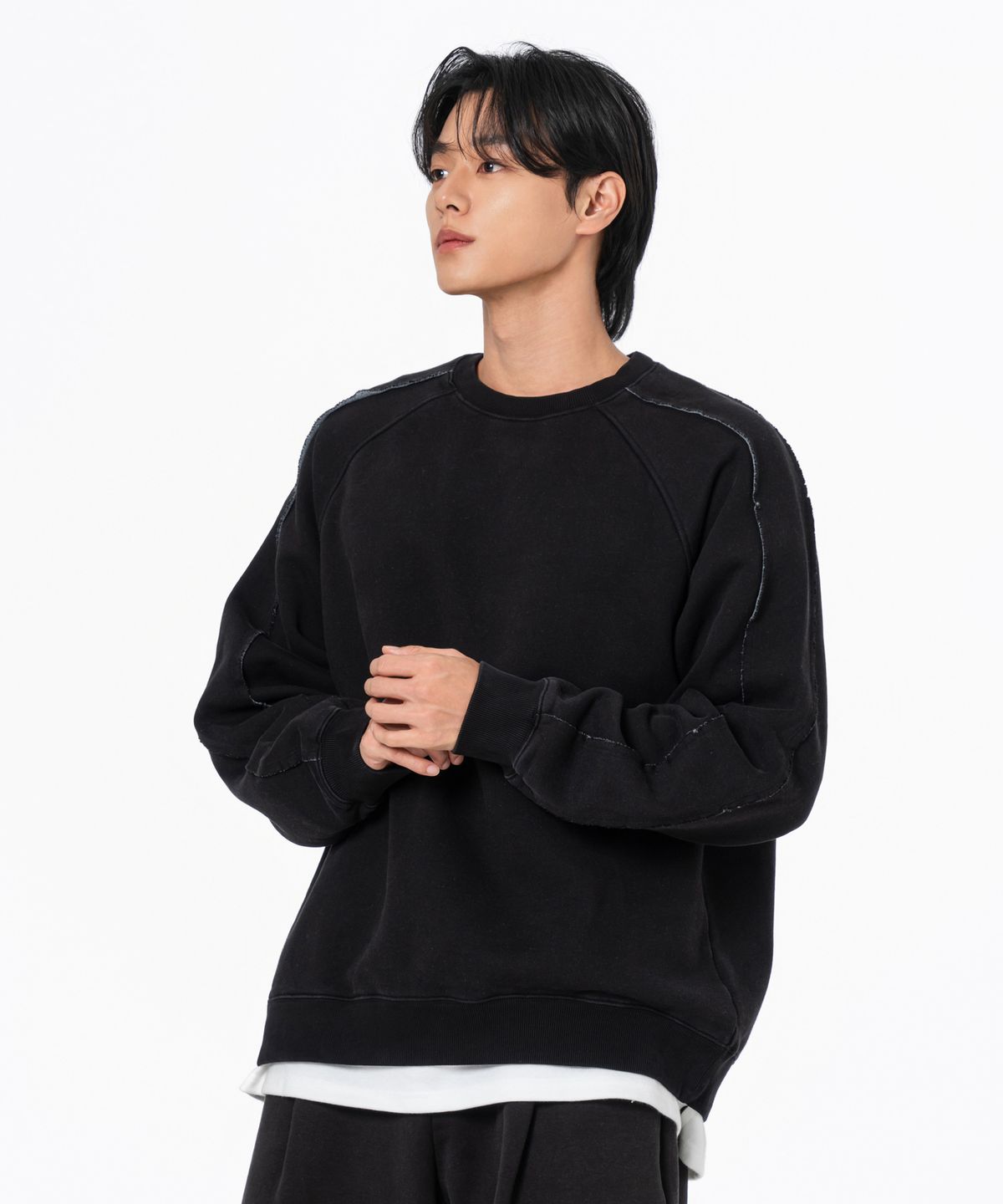 모즈모즈(MOZMOZ) 컷오프 레글런 테리 기모 피그먼트 오버핏 맨투맨 블랙
