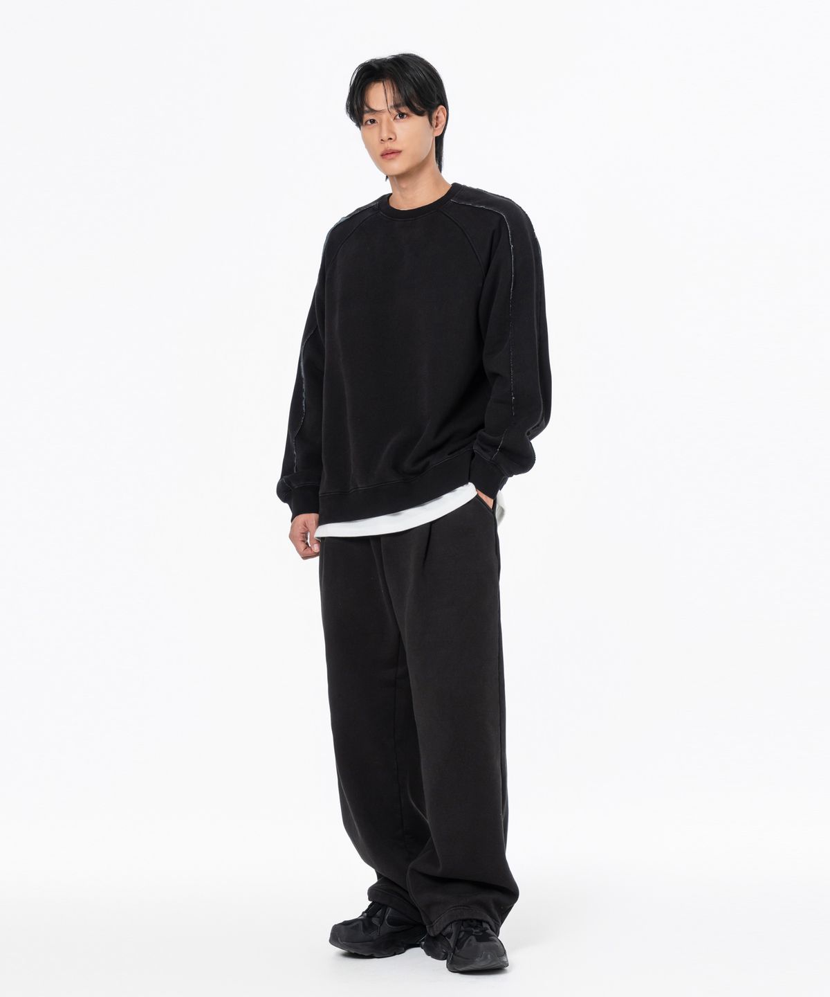 모즈모즈(MOZMOZ) 컷오프 레글런 테리 기모 피그먼트 오버핏 맨투맨 블랙