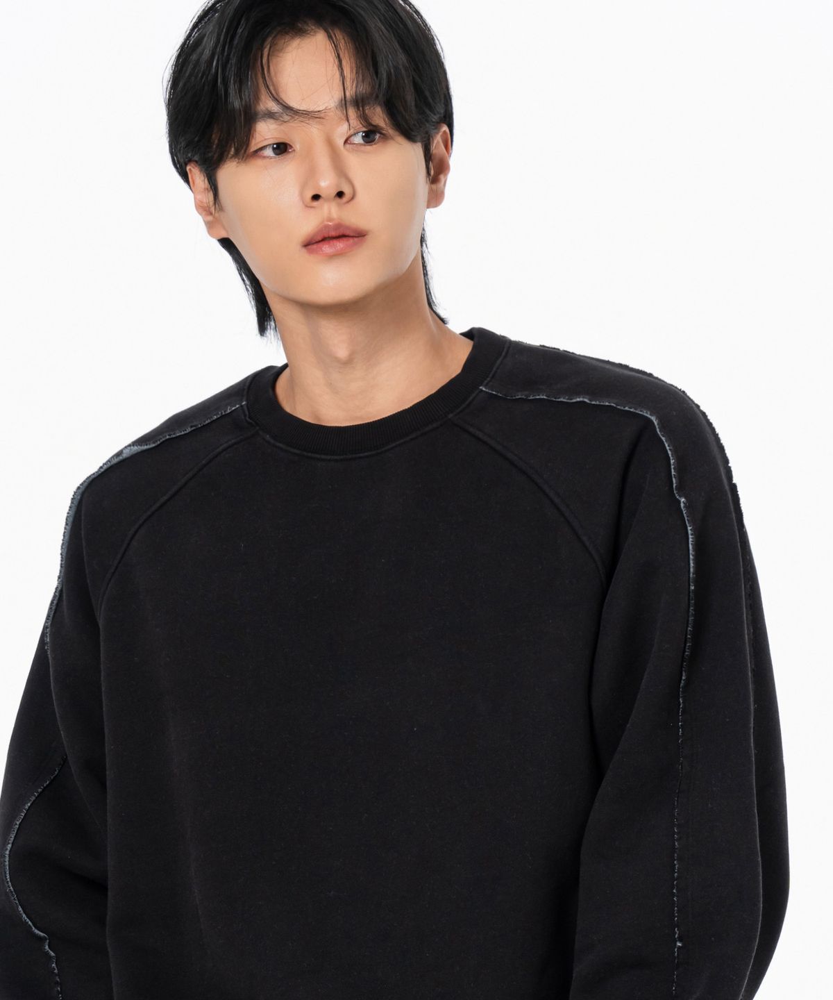 모즈모즈(MOZMOZ) 컷오프 레글런 테리 기모 피그먼트 오버핏 맨투맨 블랙