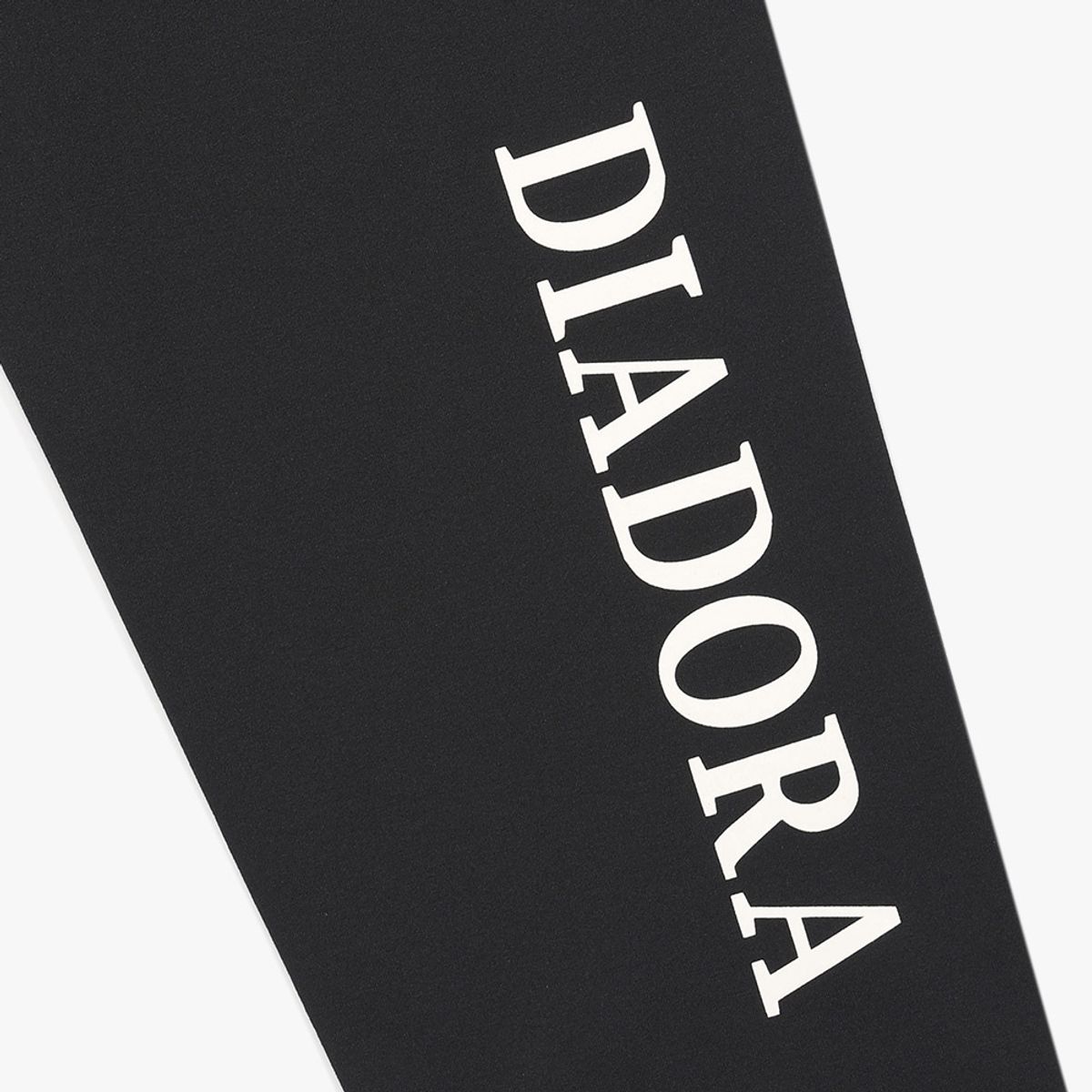디아도라(diadora) AIRTEX 레터링 긴팔 티셔츠 BLACK