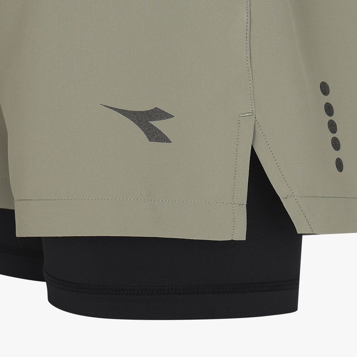 디아도라(diadora) 2IN1 3인치 러닝 쇼츠 우먼 KHAKI
