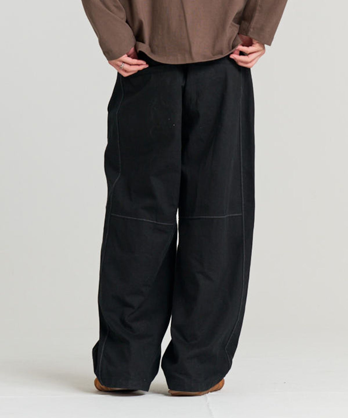 논타입(NONTYPE) STITCH BLOCK DART PANTS (BLACK)