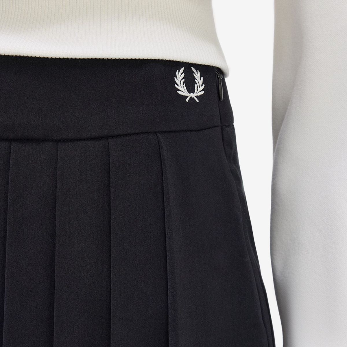 프레드페리(FRED PERRY) [Womens] 플리츠 스커트 - 블랙 AFPF2531106-102